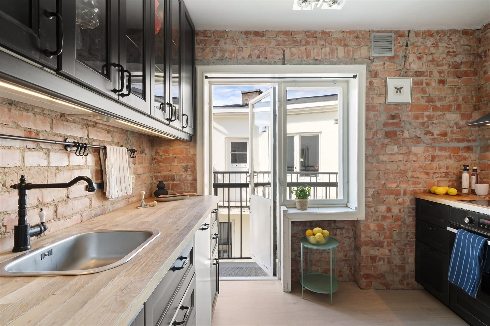 Fra kjøkkenet er det utgang til vestvendt brannbalkong. Her er det fint med sol på ettermiddagen. Galleribilde