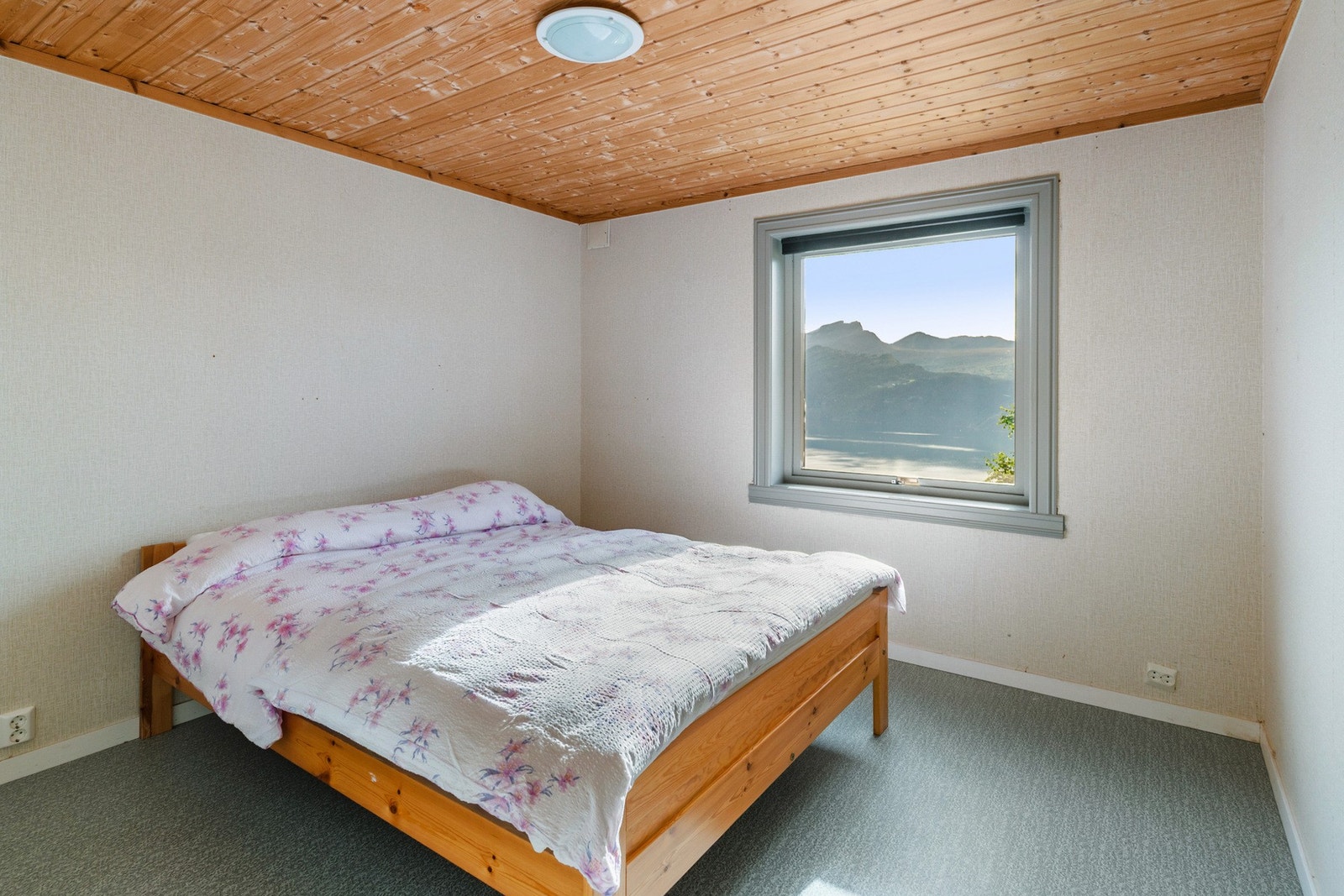 Soverommet i underetasjen har god plass til stor seng. Her har du 11 kvm til disposisjon. Galleribilde