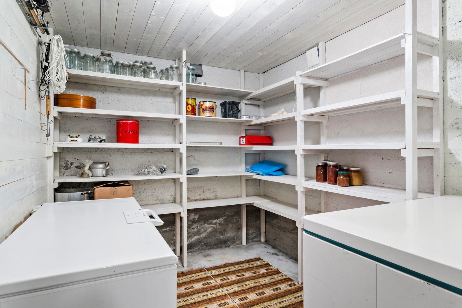 Tradisjonell og sval matbod, legg merke til ventilene. Galleribilde