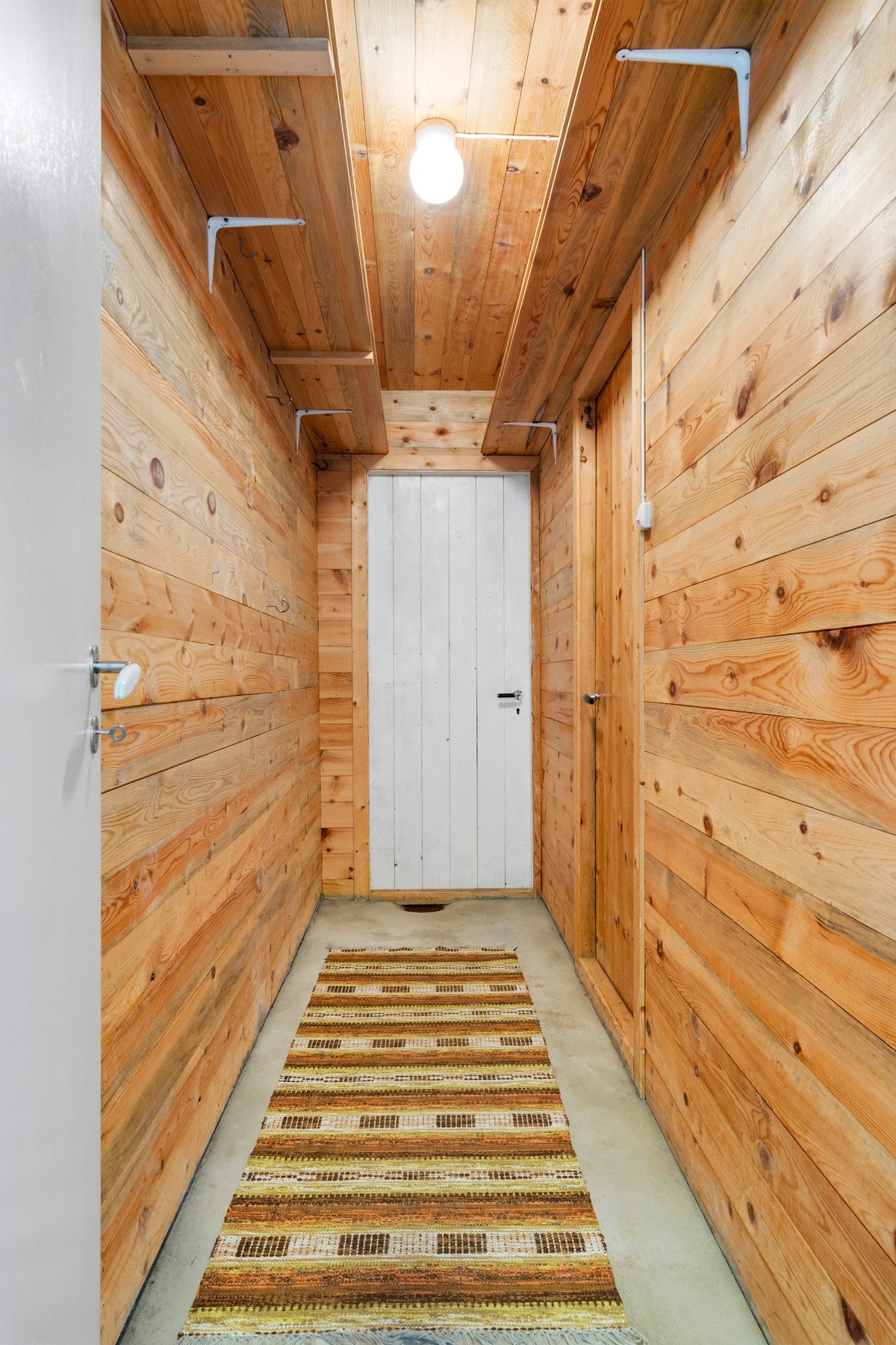 Gode løsninger for oppbevaring i boder i underetasje. Legg merke til hyllene. Galleribilde