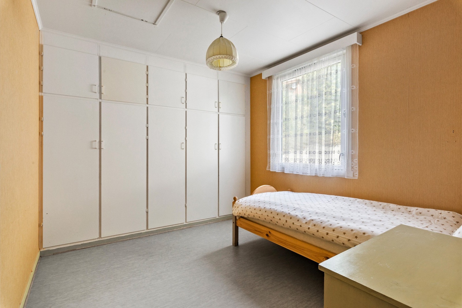 Soverom i hovedetasjen, rommet måler ca 10 kvm og har vindu mot nordøst. Galleribilde