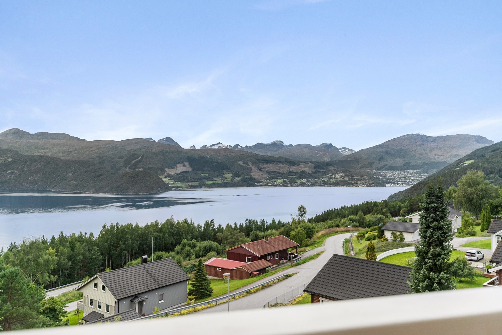 Utsikt mot hyggelig nabolag og over fjorden til Stranda. Galleribilde