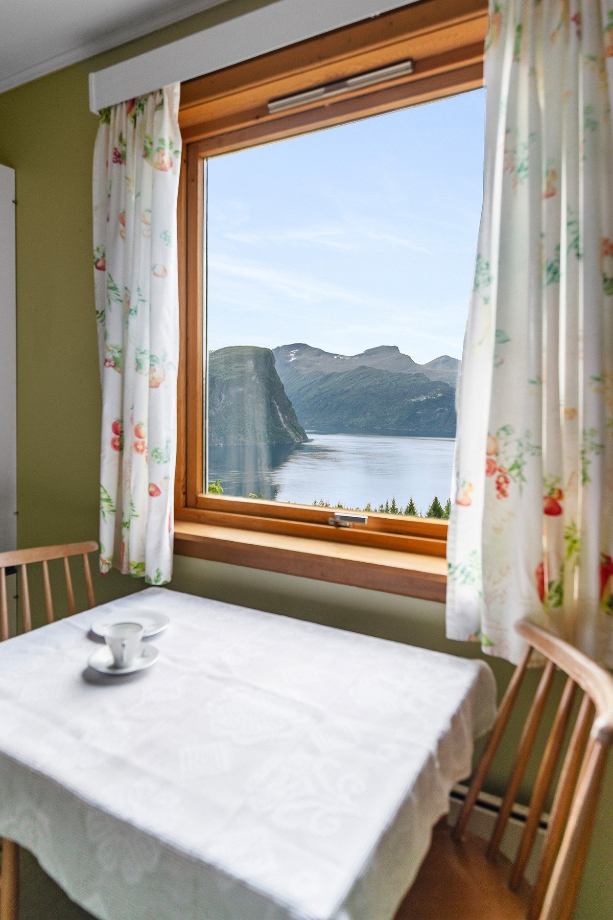 Her blir det frokost og morgenkaffe. Vindu med klaffventil fra ca 1980. Galleribilde