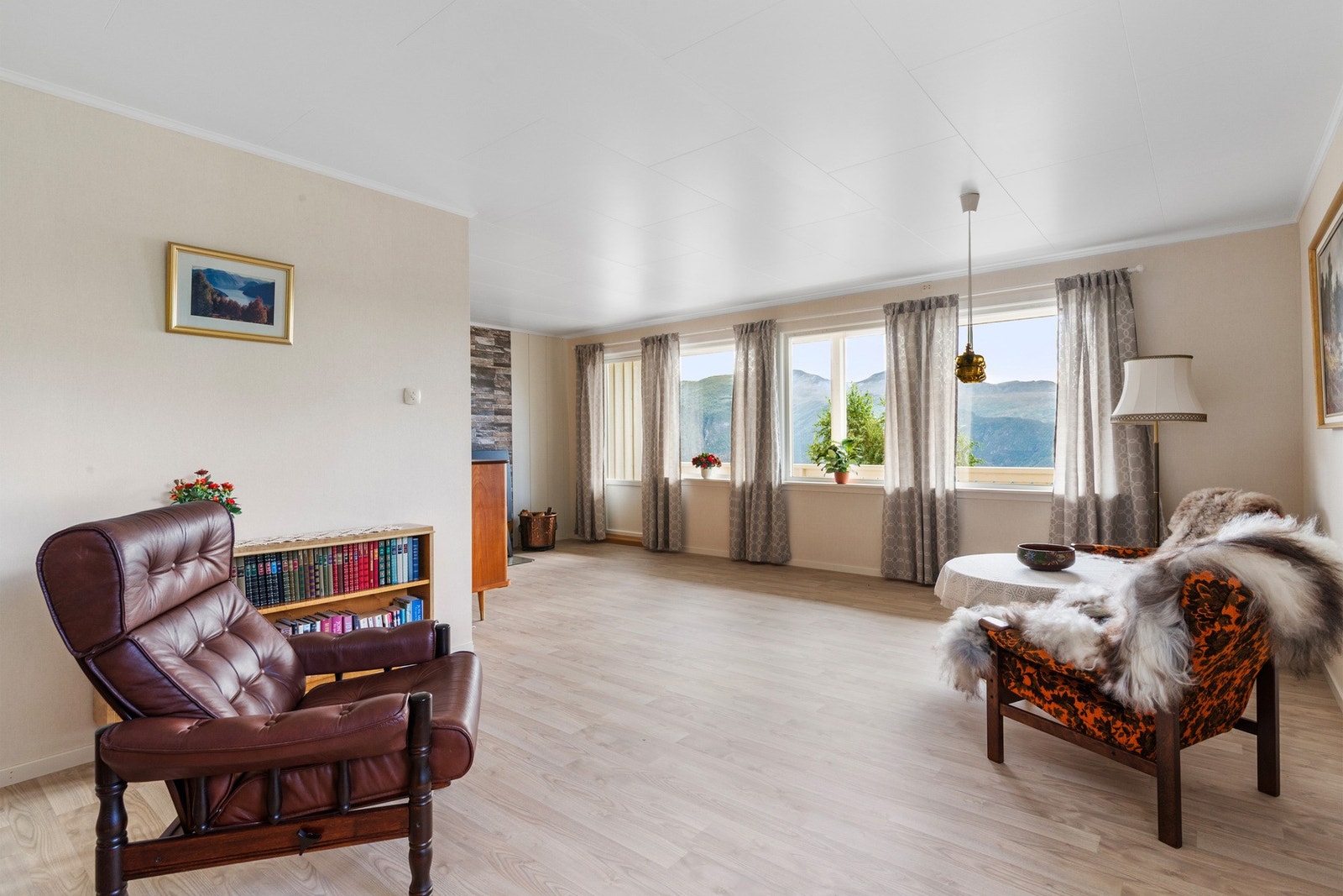 Stua har lyse og fine overflater, her er det plass både til sofaen din og til spisegruppa. Galleribilde