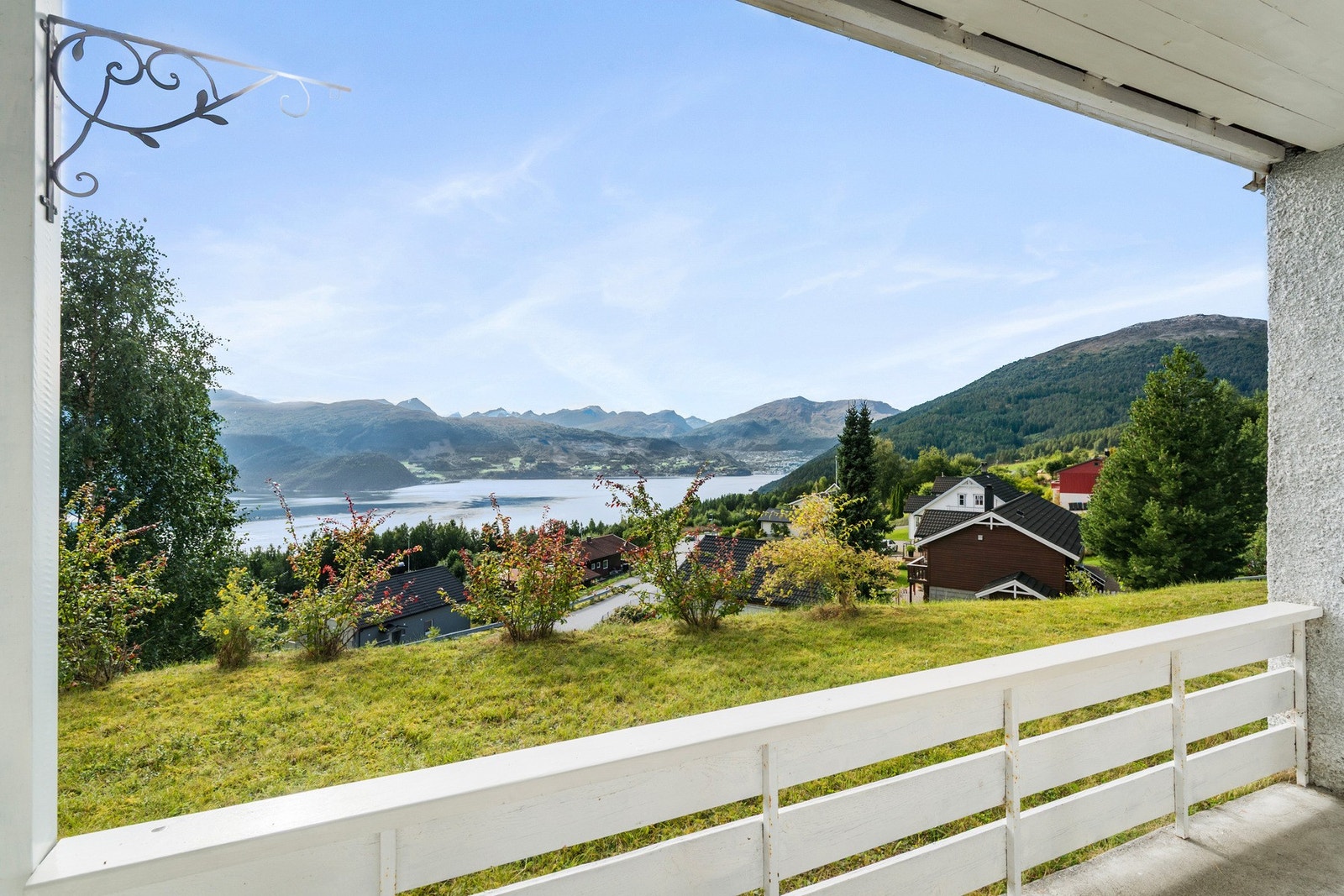 Platting i tilknytning til sokkelleiligheten, her kan du kose deg med gode solforhold og flott utsikt. Galleribilde