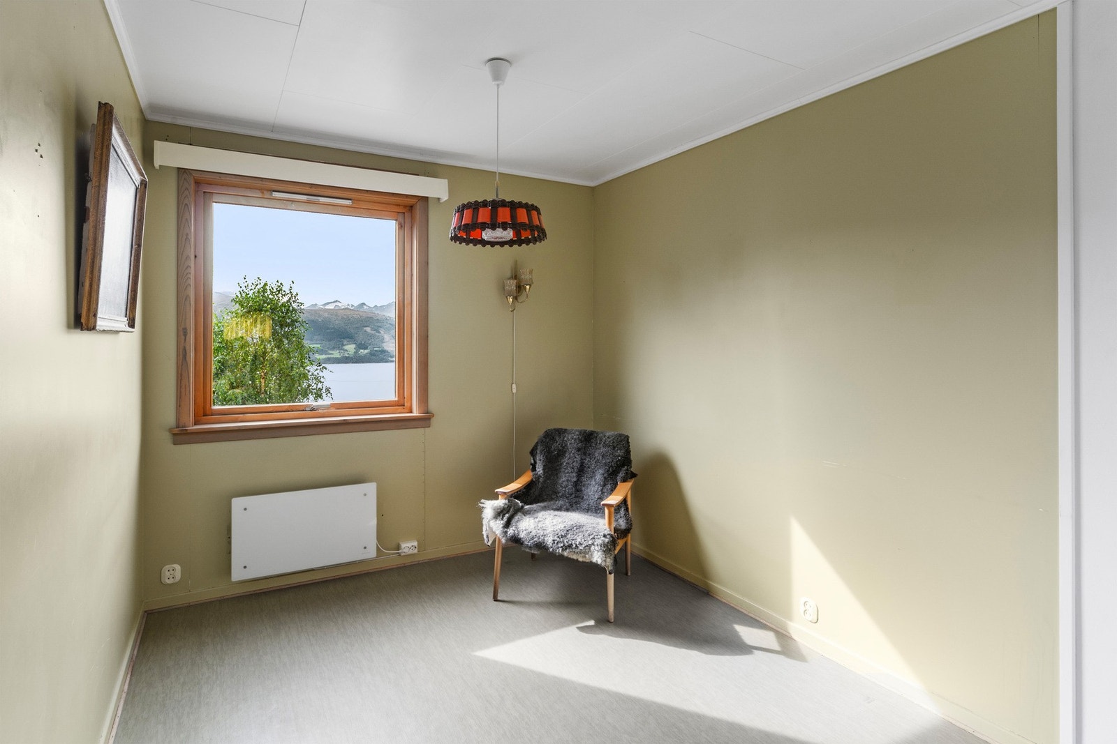 Soverom ved siden av kjøkken med en behagelig oliventone på veggflater. Rommet er på 9 kvm. Galleribilde