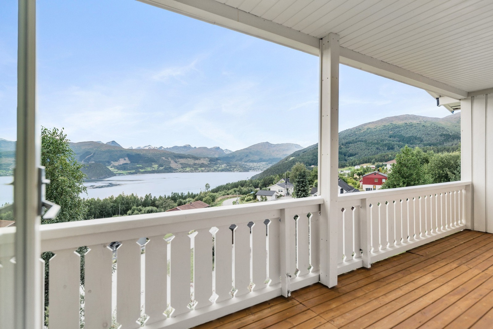 Solrik veranda uten innsyn men med utsikt mot blant annet Stranda og Ansok. Galleribilde