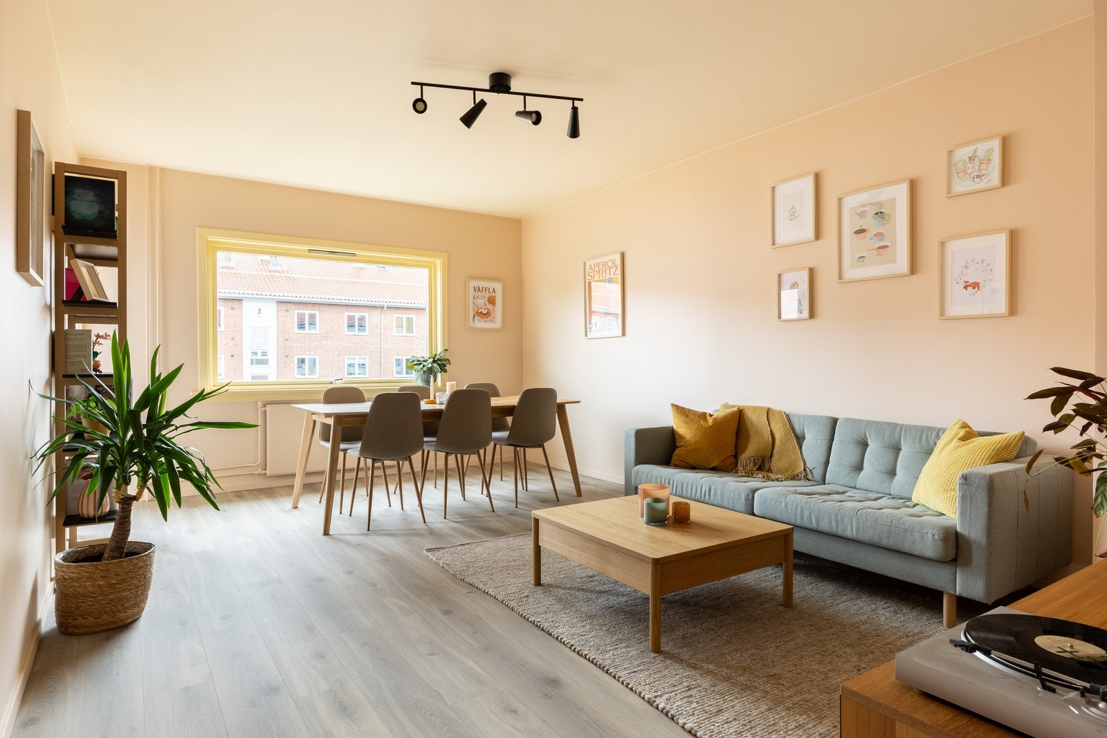 Ringgata 5D presenteres av EIE eiendomsmegling ved Kine Leonardsen og Ole Anders Teslo. Galleribilde