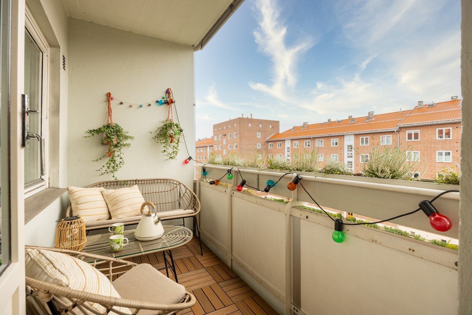 Utgang fra stue til solrik vestvendt balkong, skjermet beliggenhet, skjult inne i veggen. Galleribilde