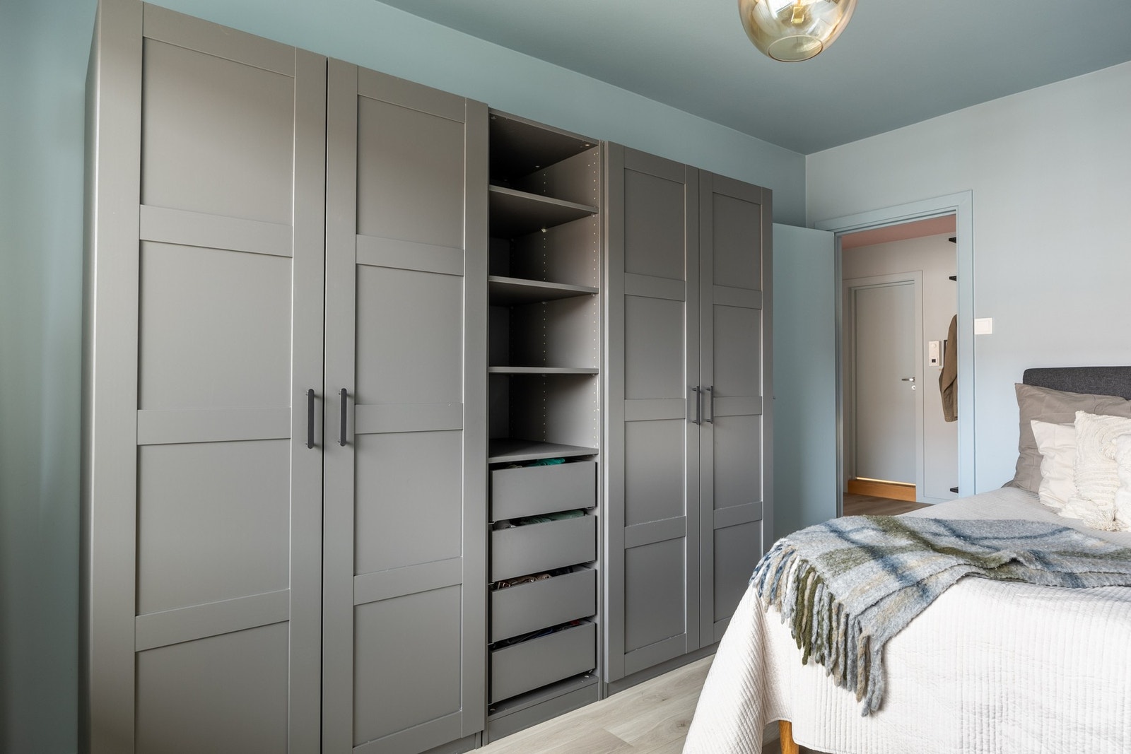 Innredet med stor garderobeløsning, hvor man har gode lagringsmuligheter. Galleribilde