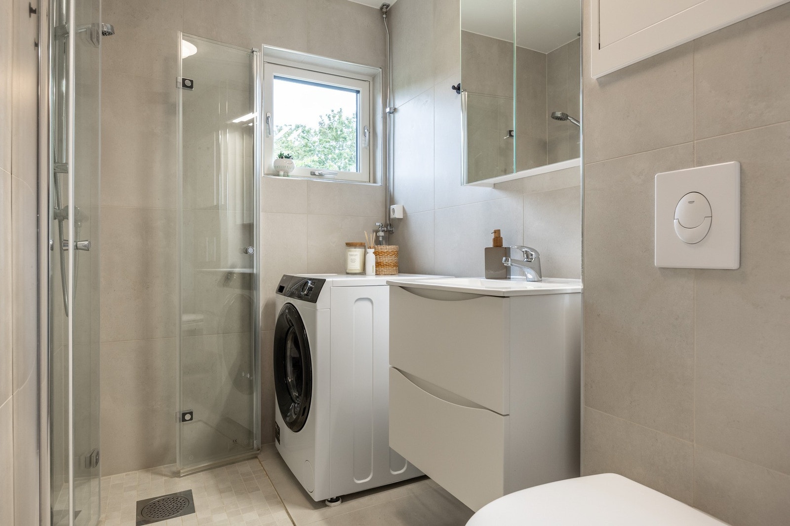 Lyst og pent baderom fra 2023 med flislagt gulv med gulvvarme. Galleribilde