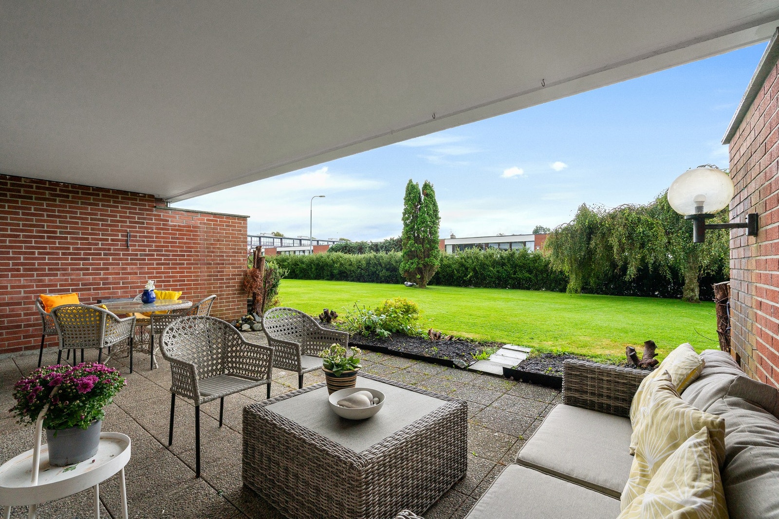 Uteområdet er overbygget og har plass til ønsket møblement. Galleribilde