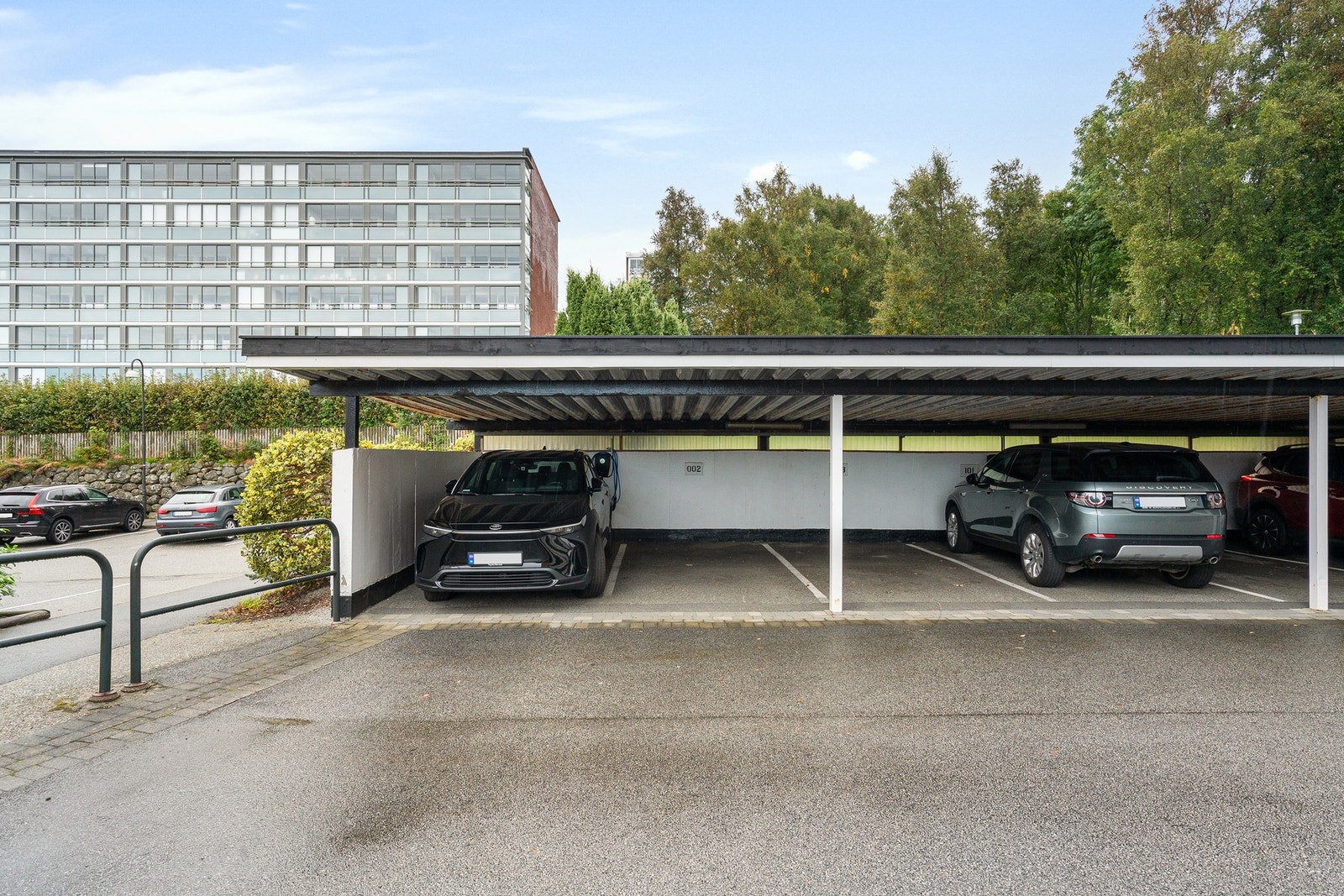 Parkering i carport. Galleribilde