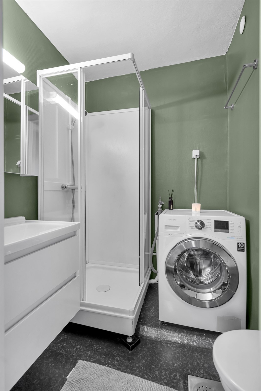 Bad med servant m/innredning, toalett, dusjkabinett og opplegg for vaskemaskin Galleribilde