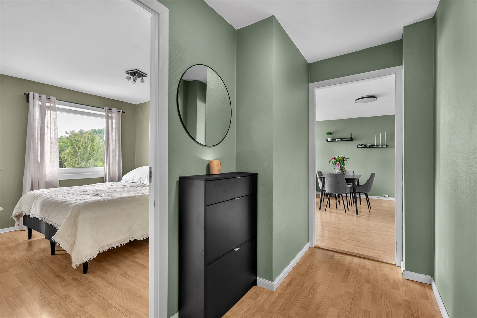 Leiligheten er malt i duse og moderne farger Galleribilde