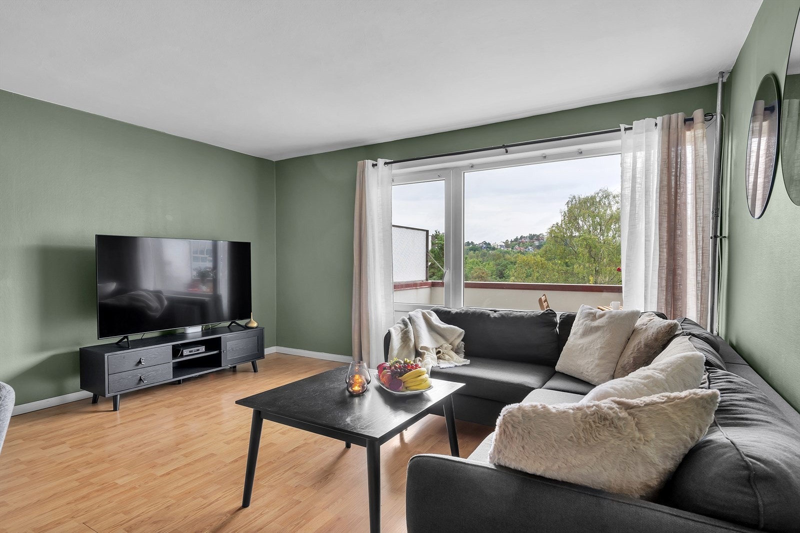 Fra stuen er det utgang til balkong Galleribilde