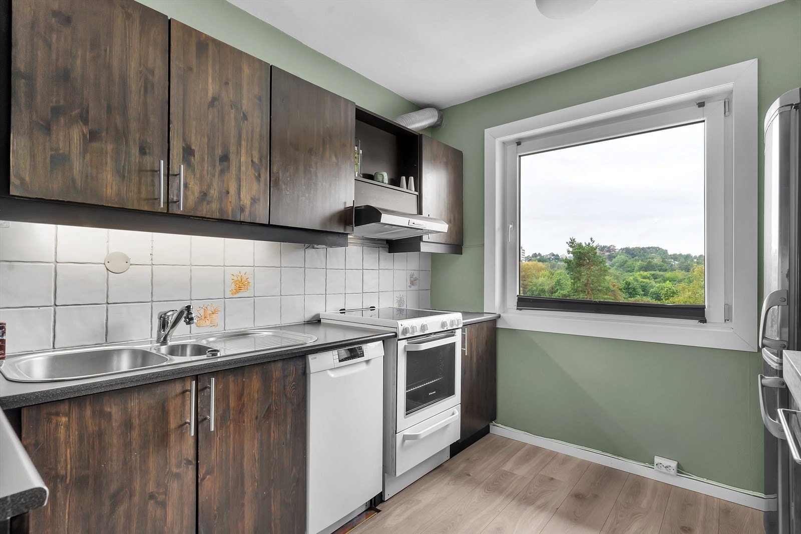 Bra med både skap og benkeplass Galleribilde