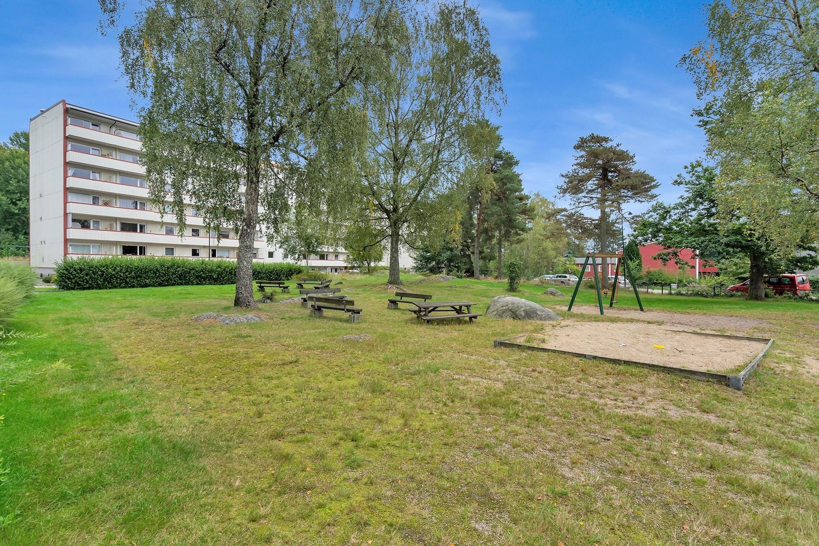 Borettslaget har pent opparbeidet felles eiet tomt med lekeplass og flere sittegrupper Galleribilde