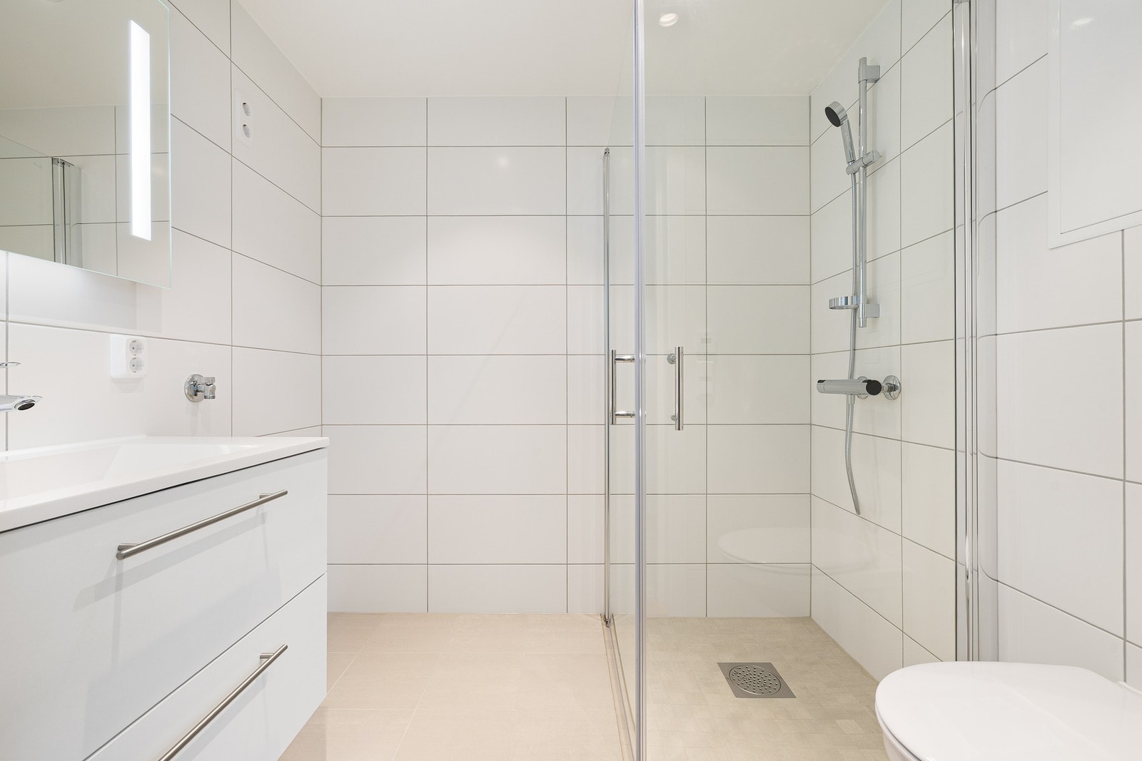 På badet er det opplegg for vaskemaskin og varmekabler i gulvet. Galleribilde