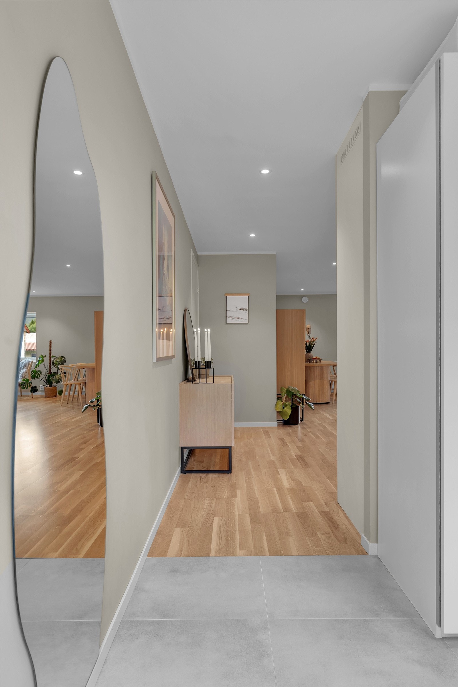 Det første som møter deg er dette lyse inngangspartiet som er godt utstyrt med skyvedørsgarderober Galleribilde