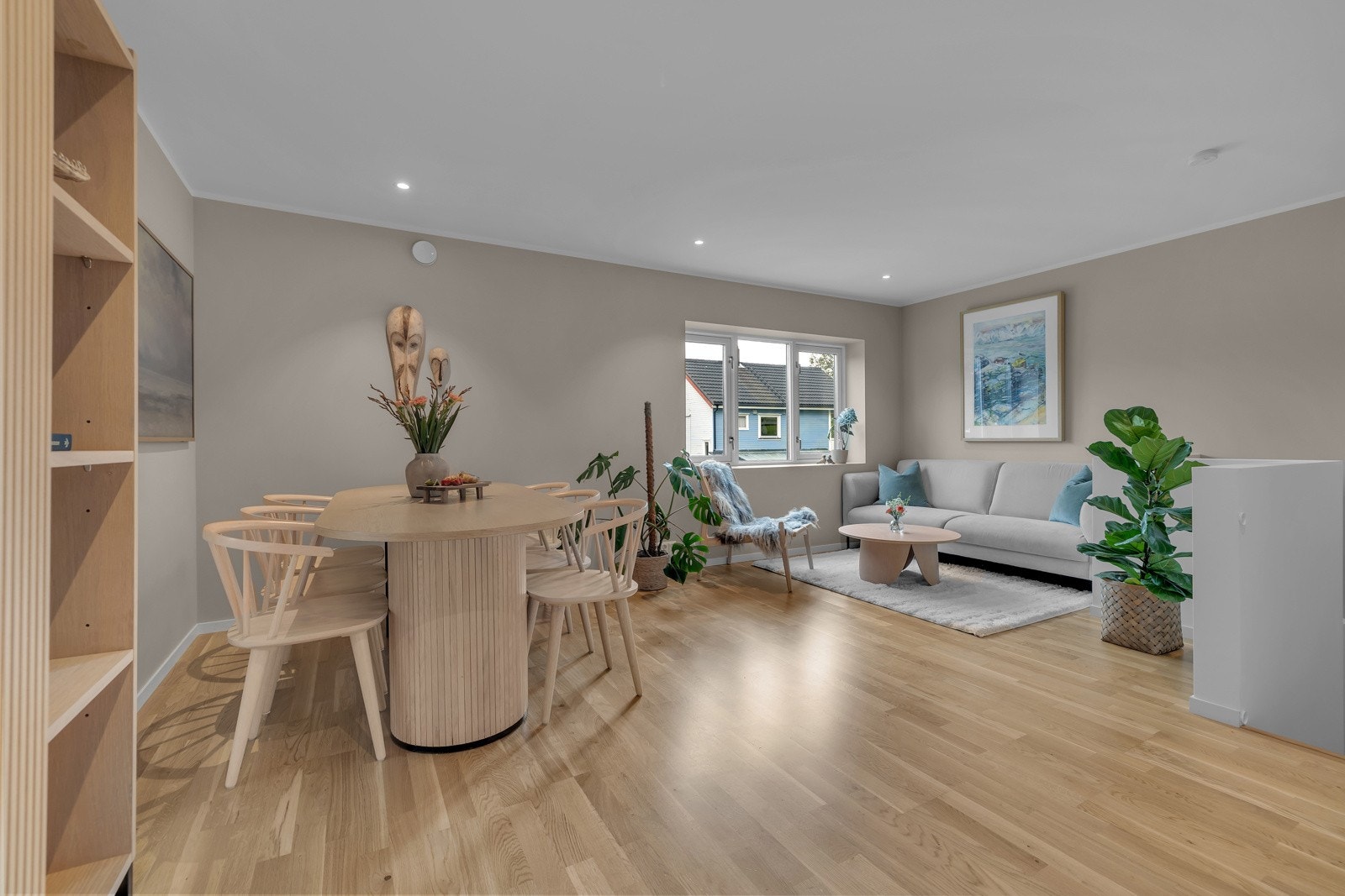 Stua er av fin størrelse og rommer fint både daglig- og spisestue Galleribilde