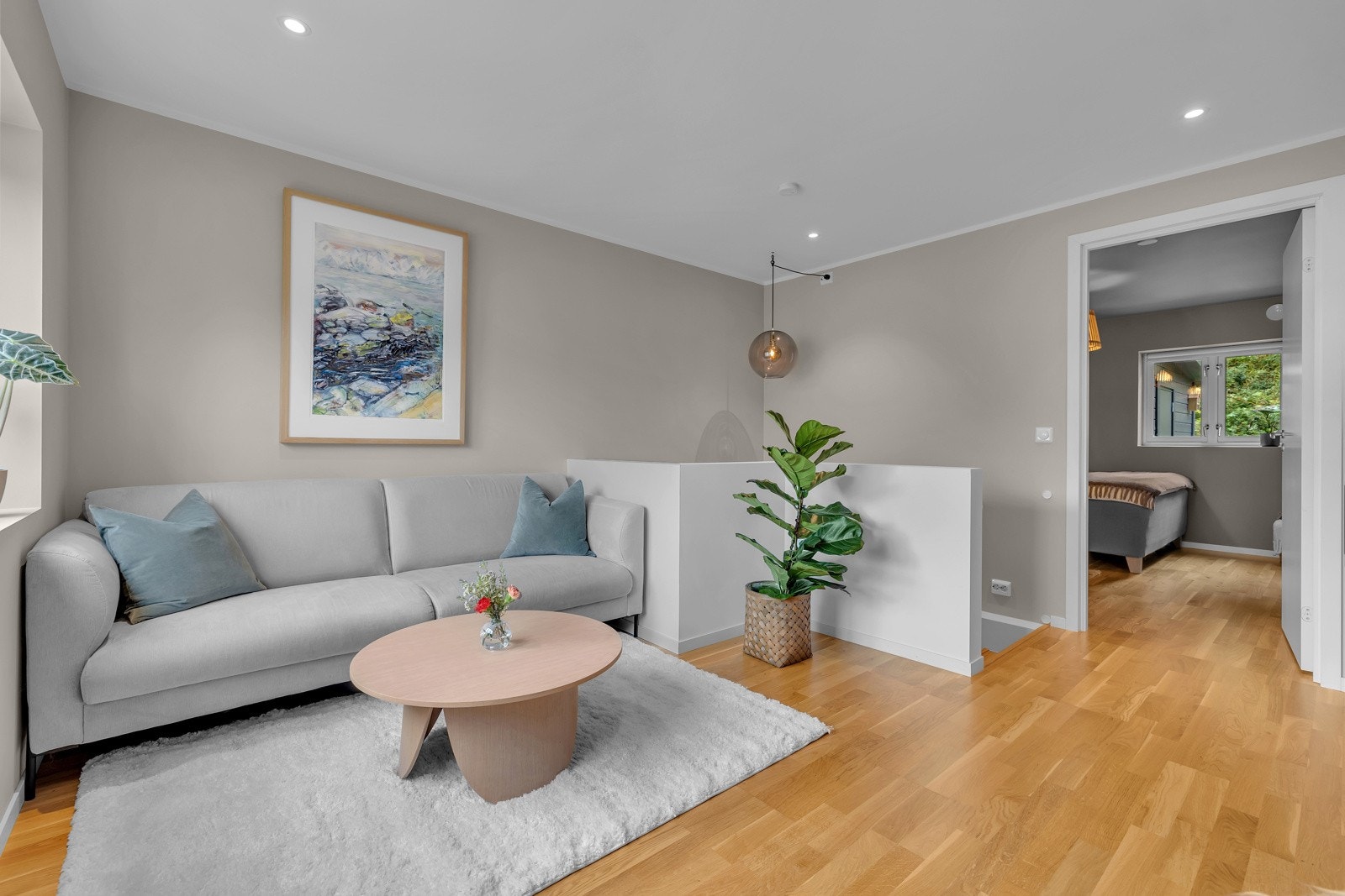 Leiligheten har 2 soverom som er plassert på hver sin side av leiligheten Galleribilde