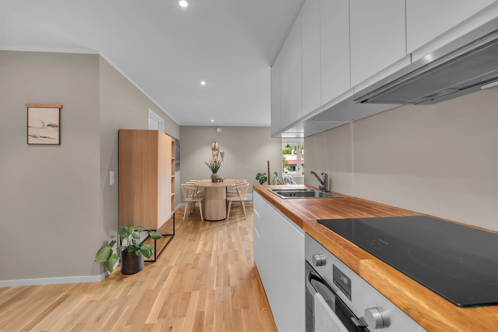 Her har du god skap- og benkeplass. Alle hvitevarer er integrerte Galleribilde