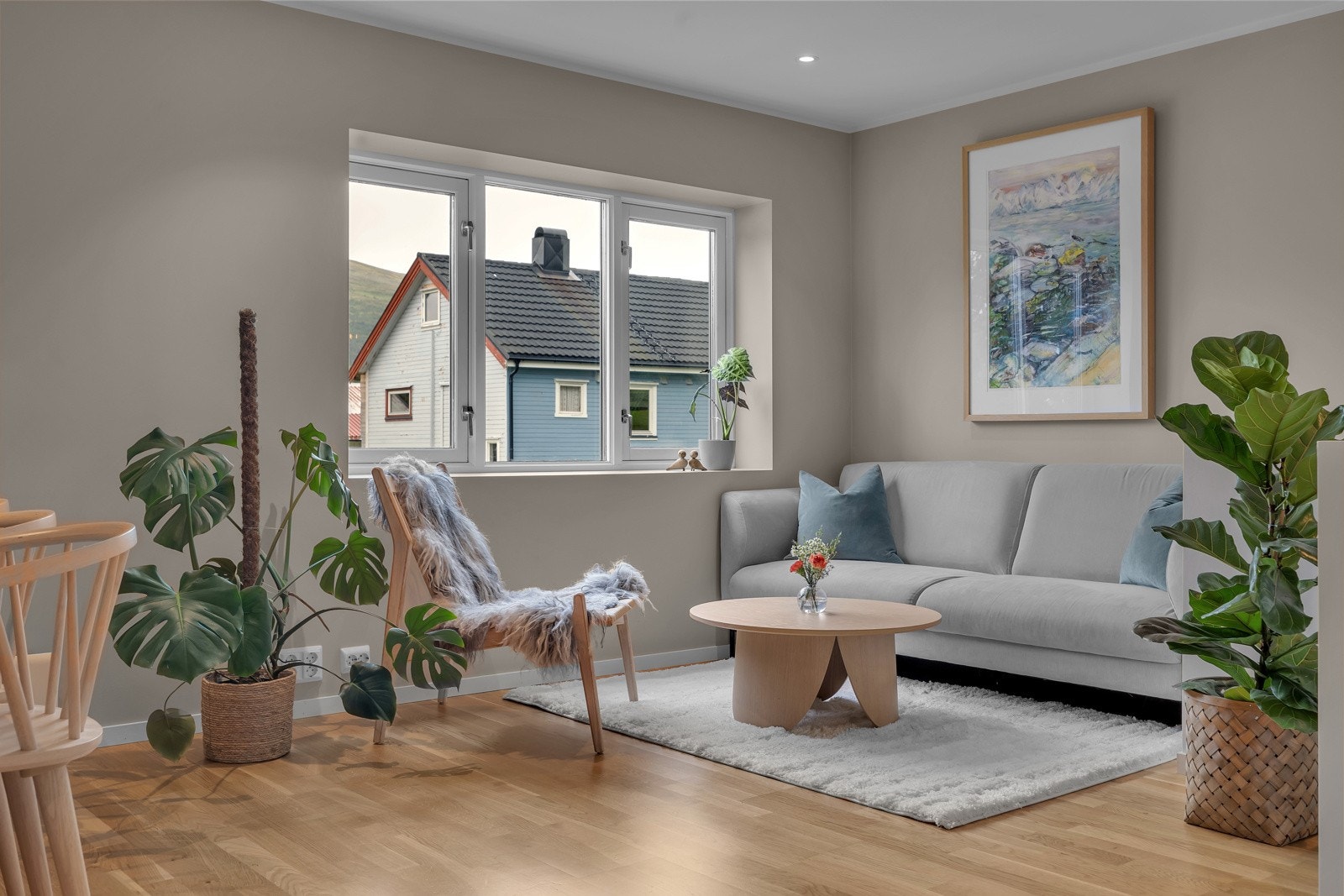 Rommet er malt i dus fin farge og har vindusflater mot øst Galleribilde