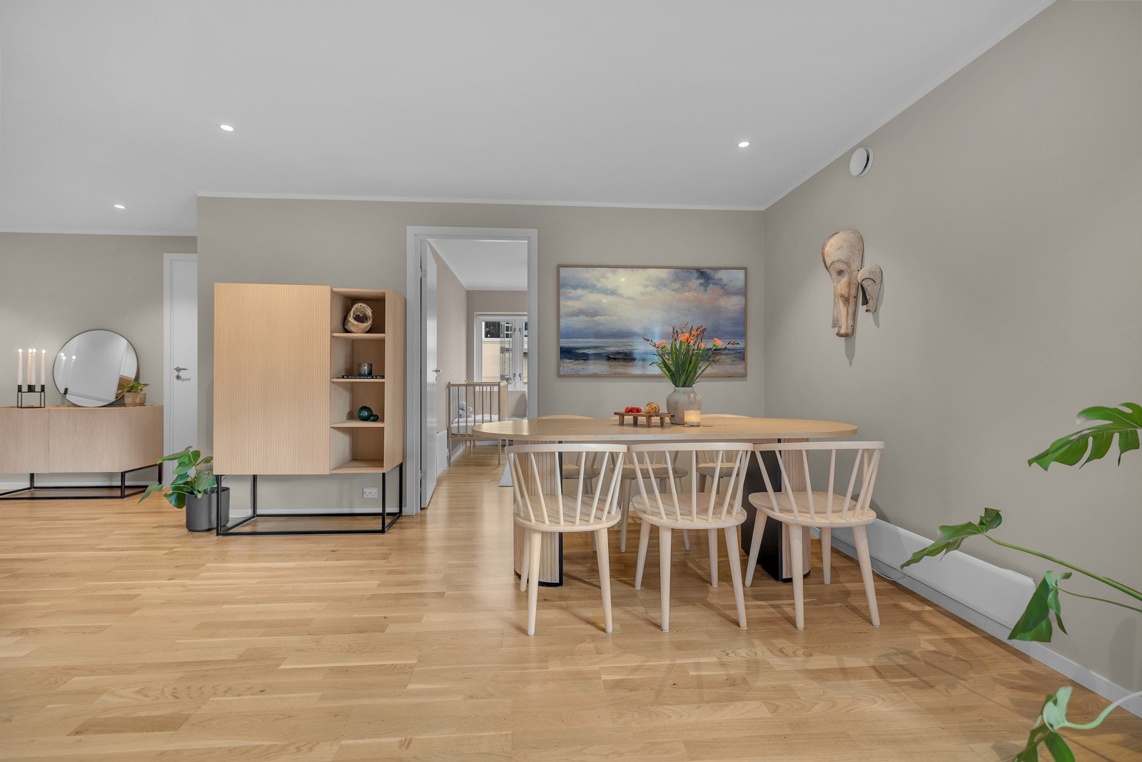 Spisestua har sin naturlige plass i tilknytning til kjøkkenet. Herfra går du også inn til boligens 2. soverom Galleribilde