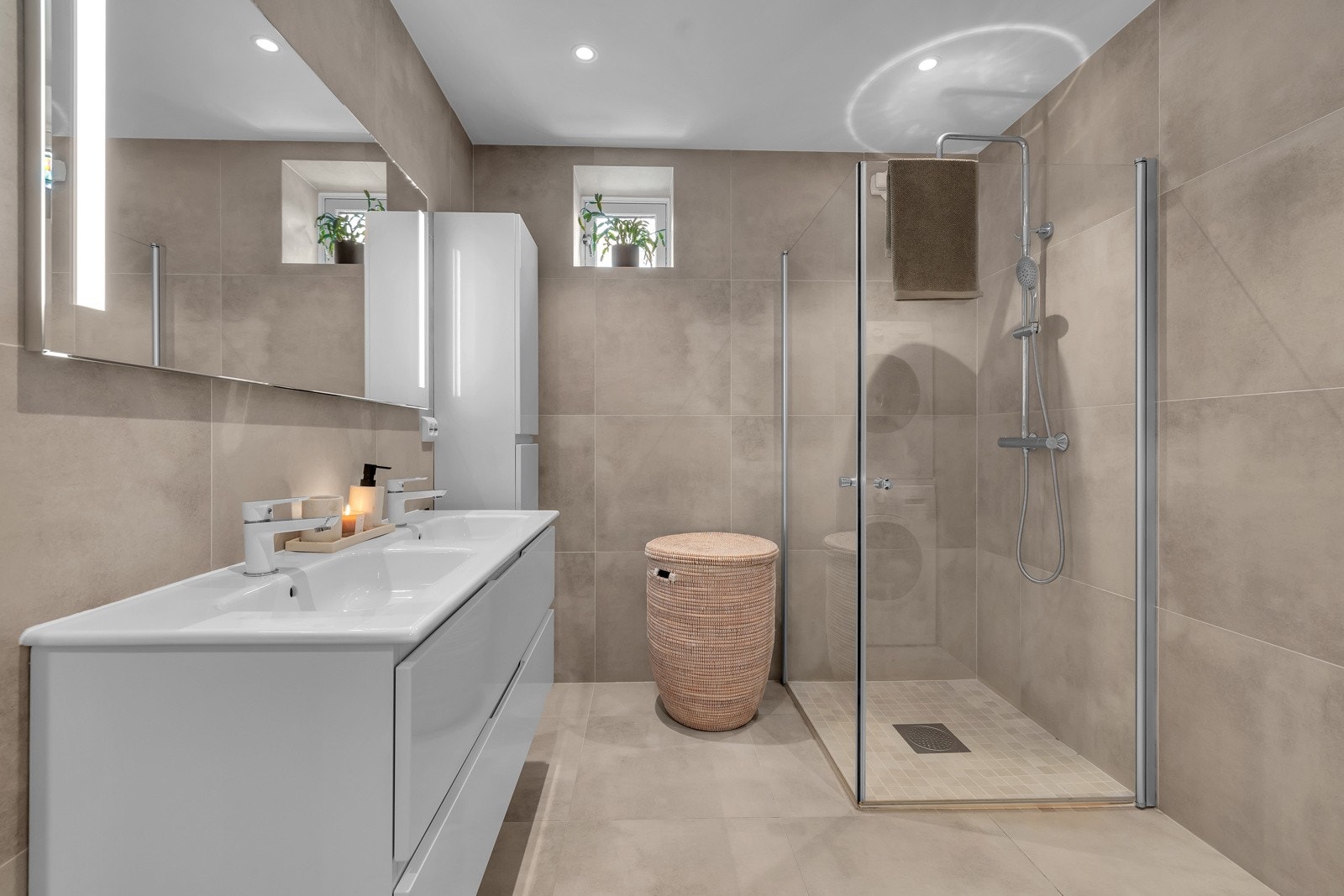 Badet er flislagt på gulv og vegger med flotte 60 x 60 fliser Galleribilde