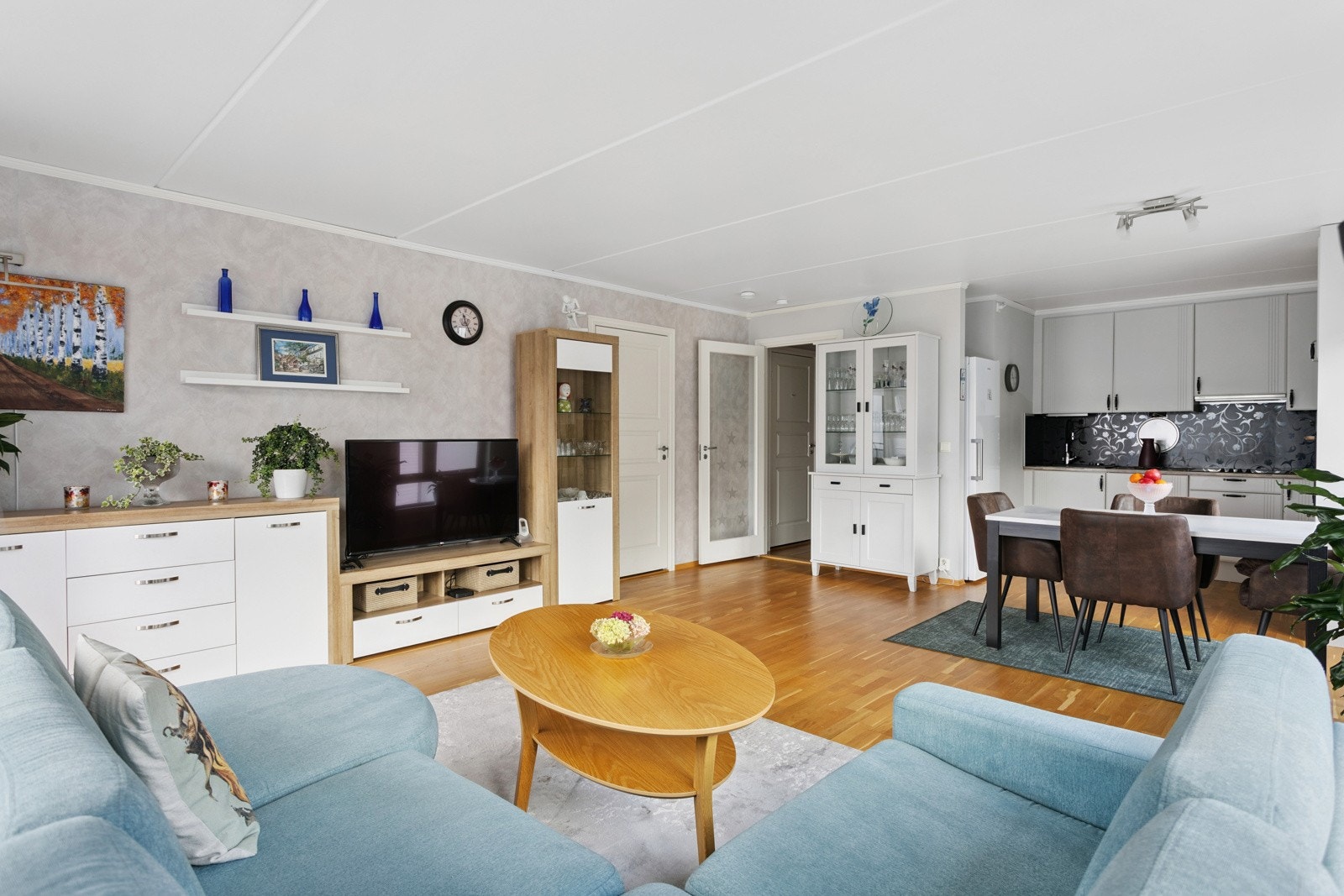 Åpen stue/kjøkken løsning med praktisk planløsning for både hverdag og sosiale anledninger. Galleribilde