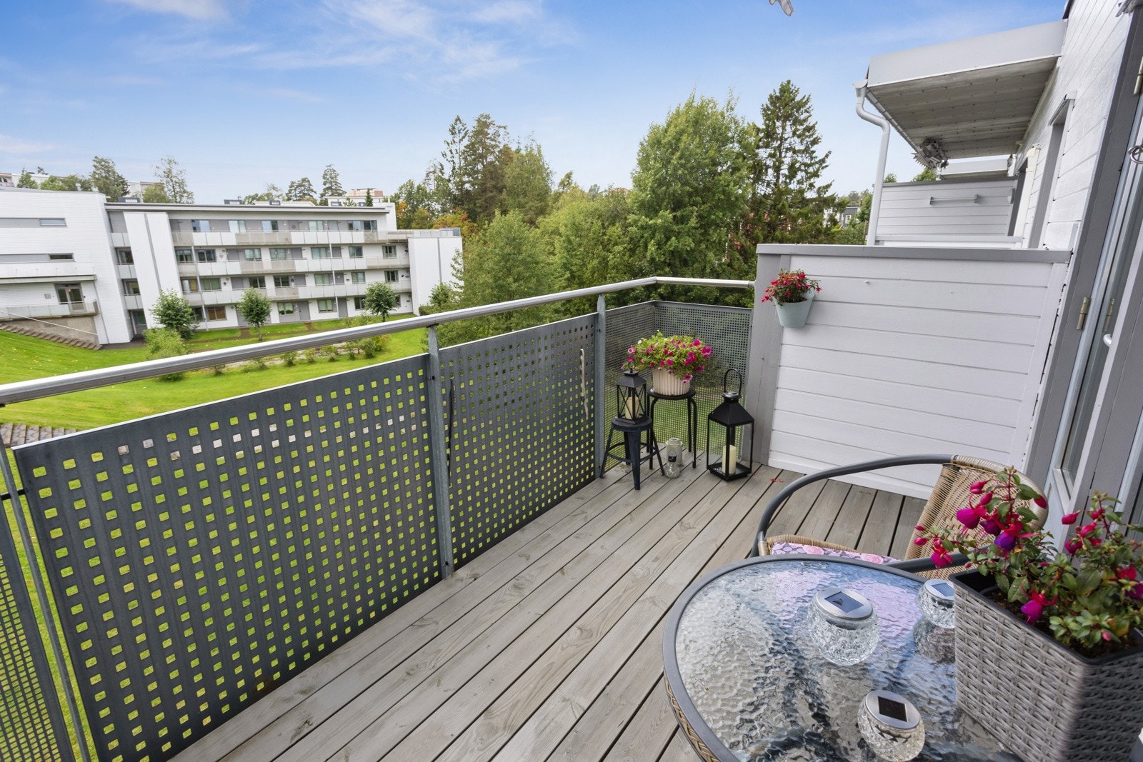 Plass til både sitteplasser, bord, grill m.m Galleribilde