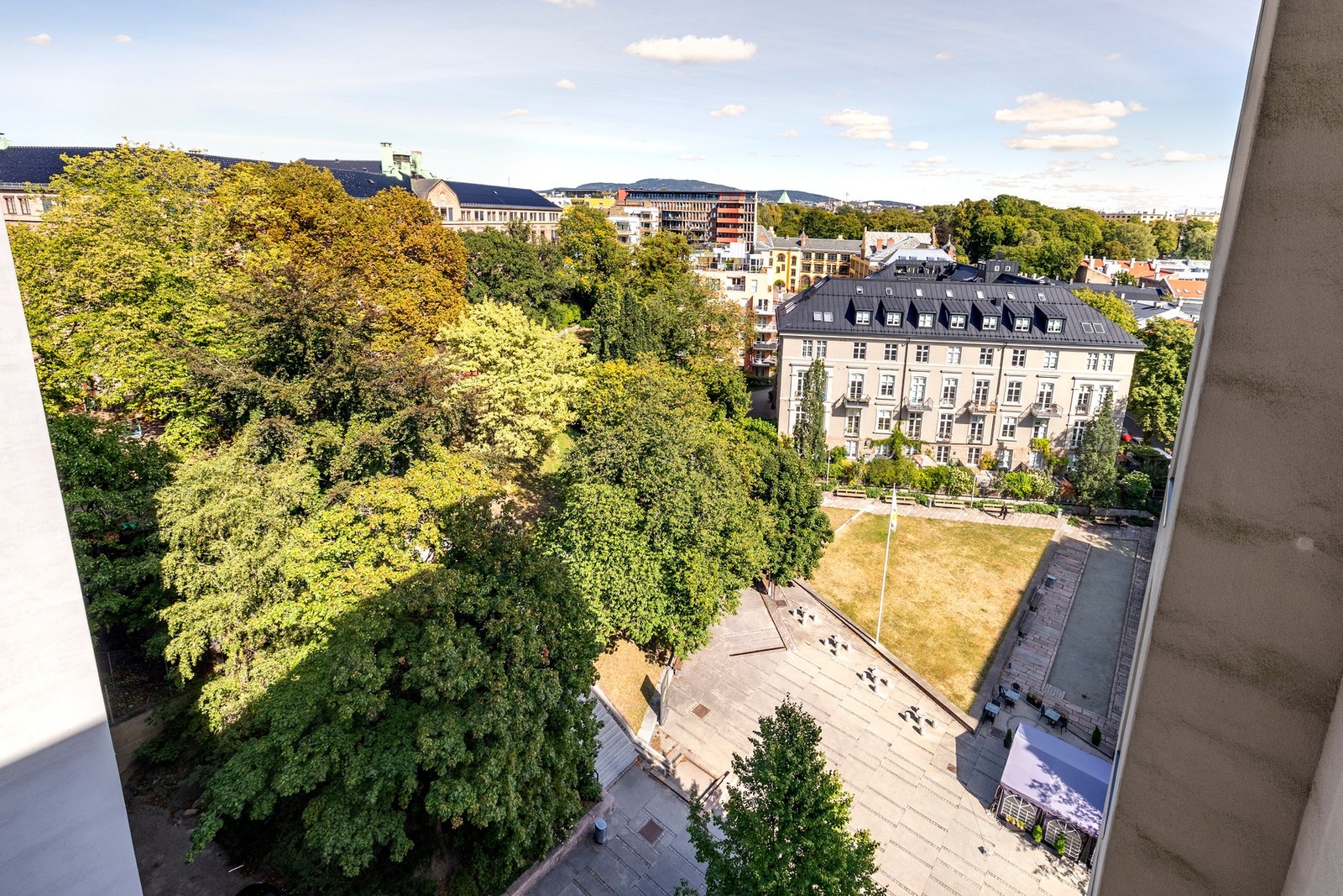 Fra balkongen kan man nyte en nydelig utsikt utover området. Galleribilde