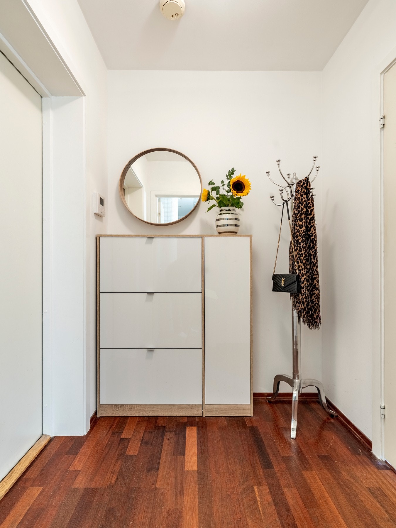 Entréen kan enkelt innredes med ulike garderobeløsninger for oppbevaring av klær, sko og annet utstyr. Galleribilde