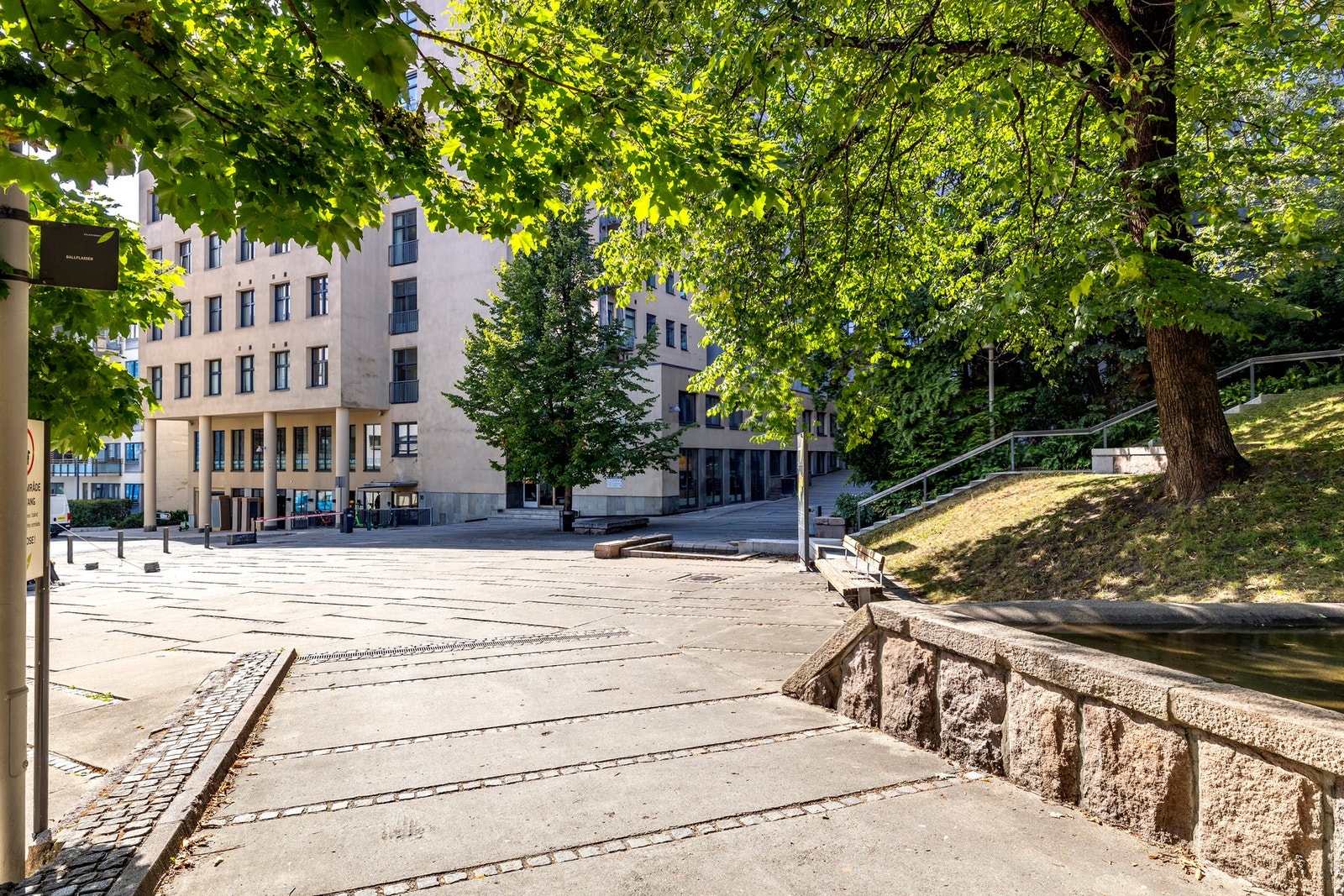 Pilestredet Park 30 har en sentral, rolig og attraktiv beliggenhet, fantastisk for deg som ønsker å bo sentralt, men samtidig skjermet. Galleribilde