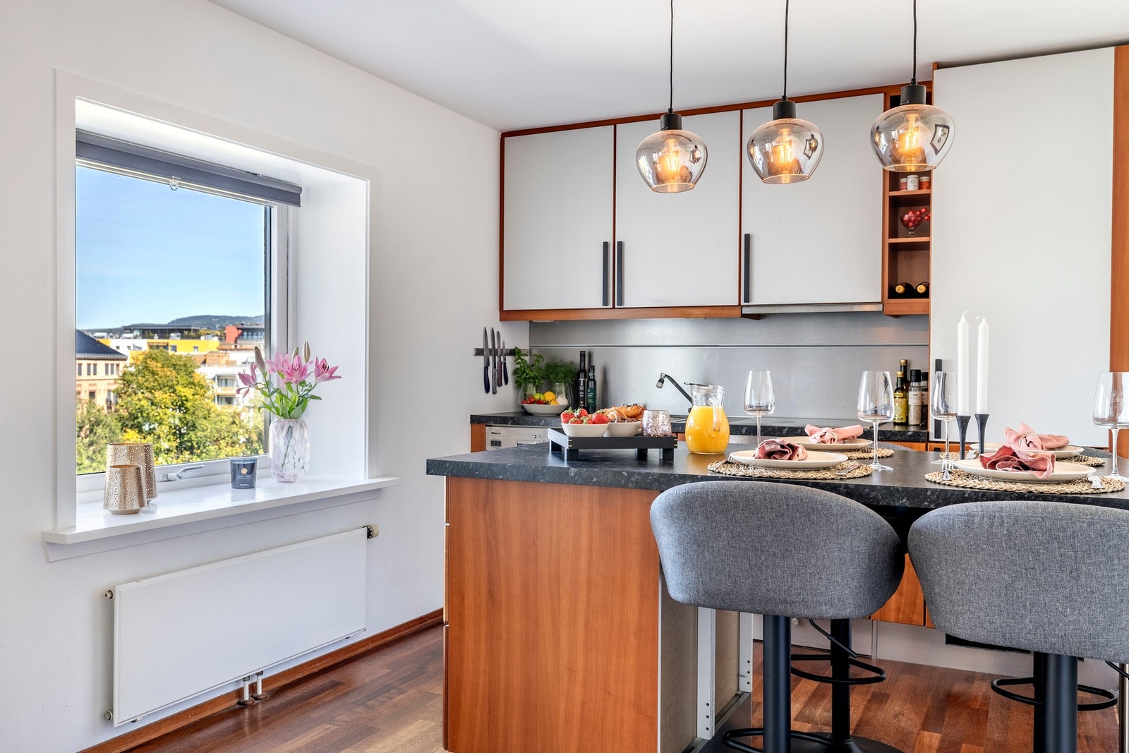 Kjøkkeninnredningen har glatte fronter, hvite overskap og mørke trefronter på underskap. Galleribilde