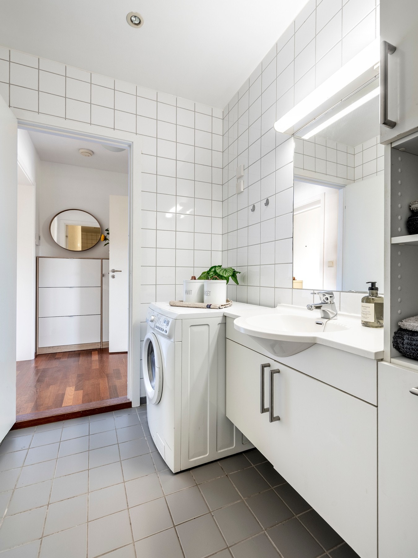 Innredningen inkluderer nedfelt servant, toalett, dusjvegger/hjørne og opplegg for vaskemaskin. Galleribilde