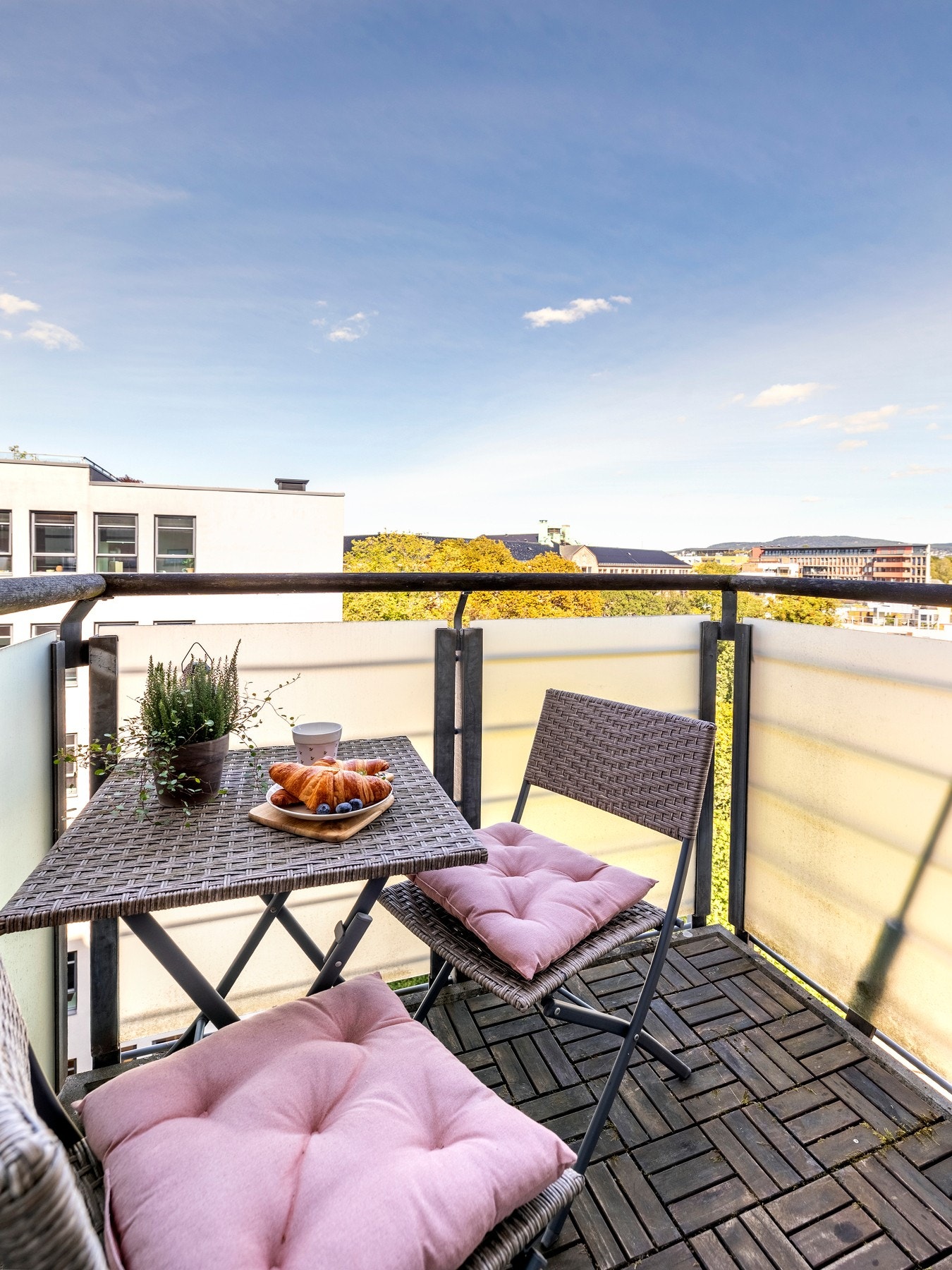 Fra stuen er det utgang til en balkong på ca. 2 kvm som fungerer som en forlengelse av stuen. Galleribilde