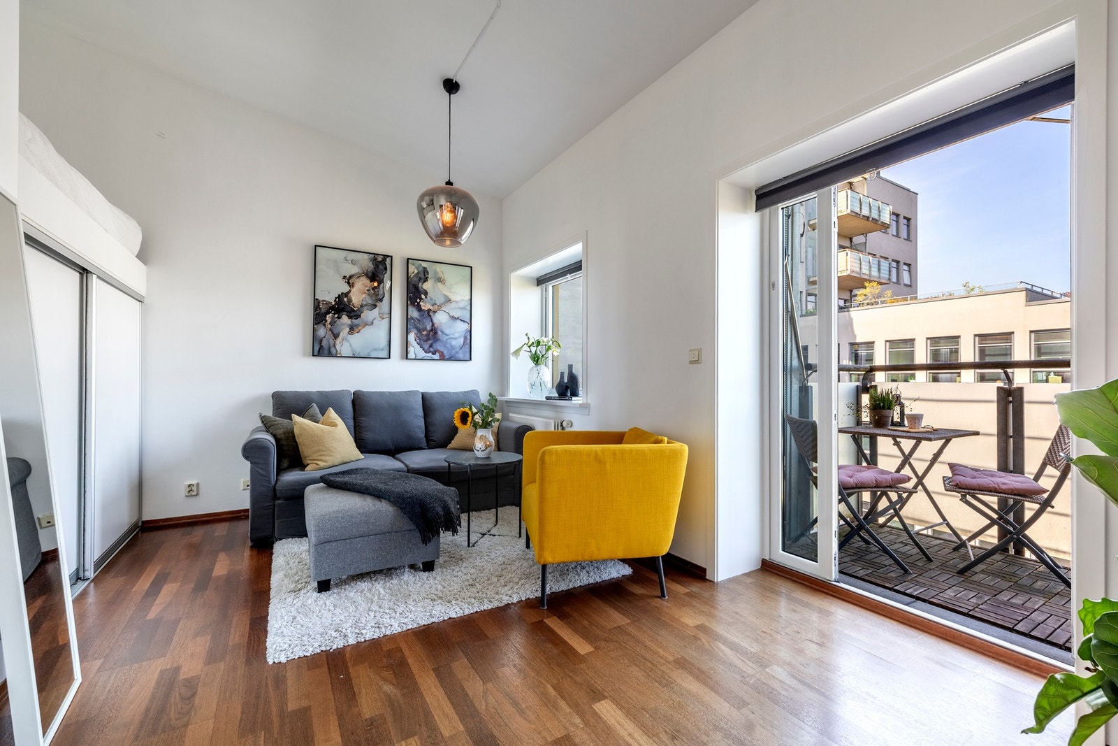 Her kan det enkelt innredes med sofagruppe, TV-møblement og et spisebord. Galleribilde