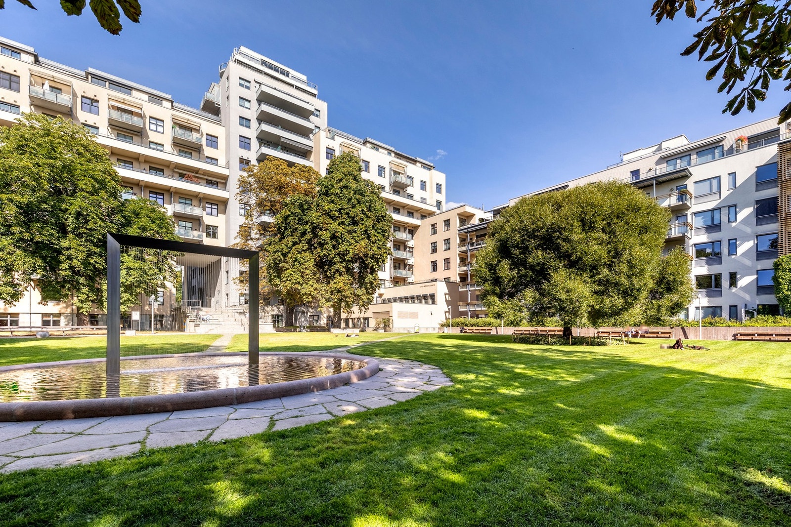 Samtidig har området pent opparbeidede fellesarealer med gressplener, beplantning og gangveier. Galleribilde