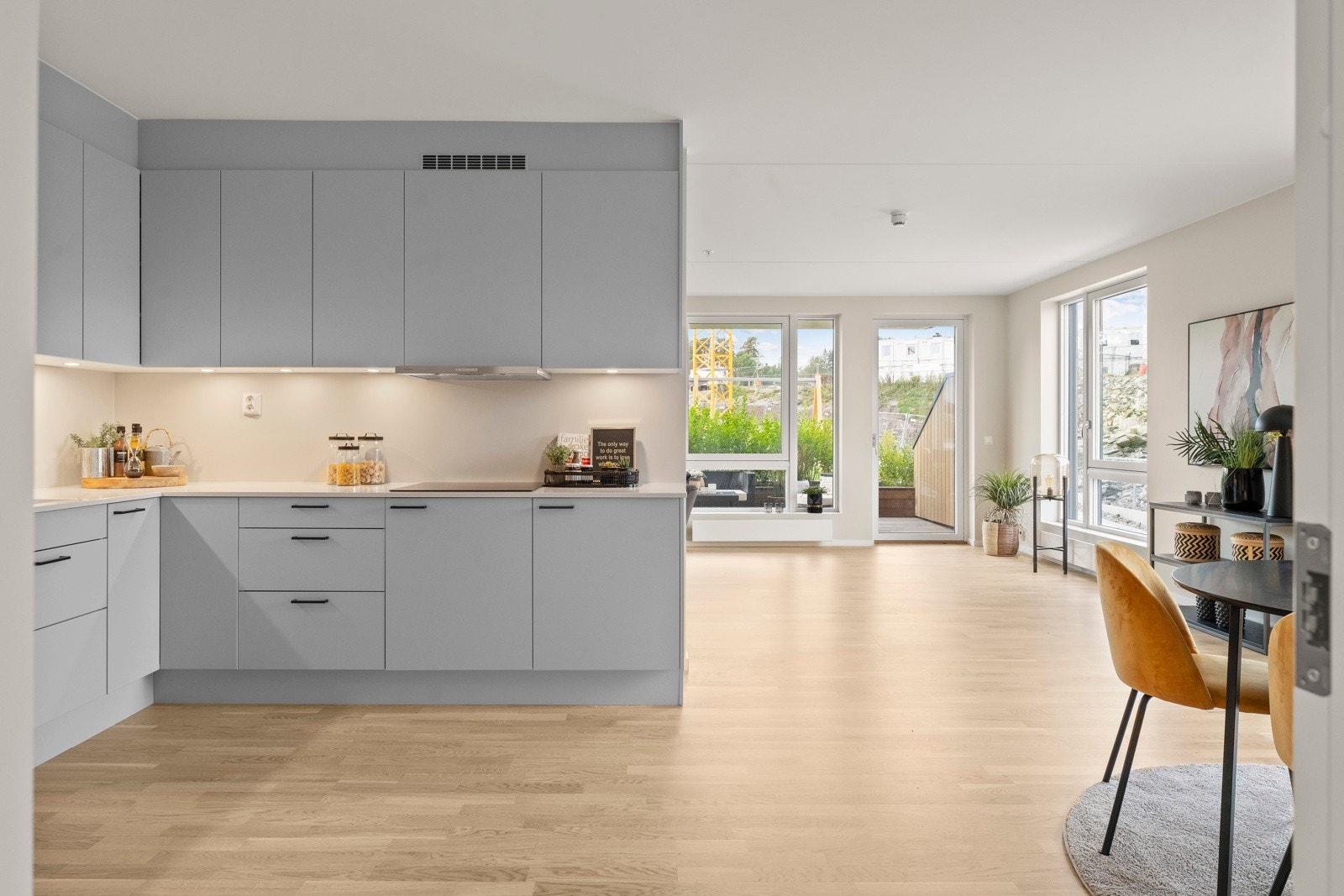 Leiligheten holder en høy standard fra 2024 og en meget praktisk planløsning. Galleribilde