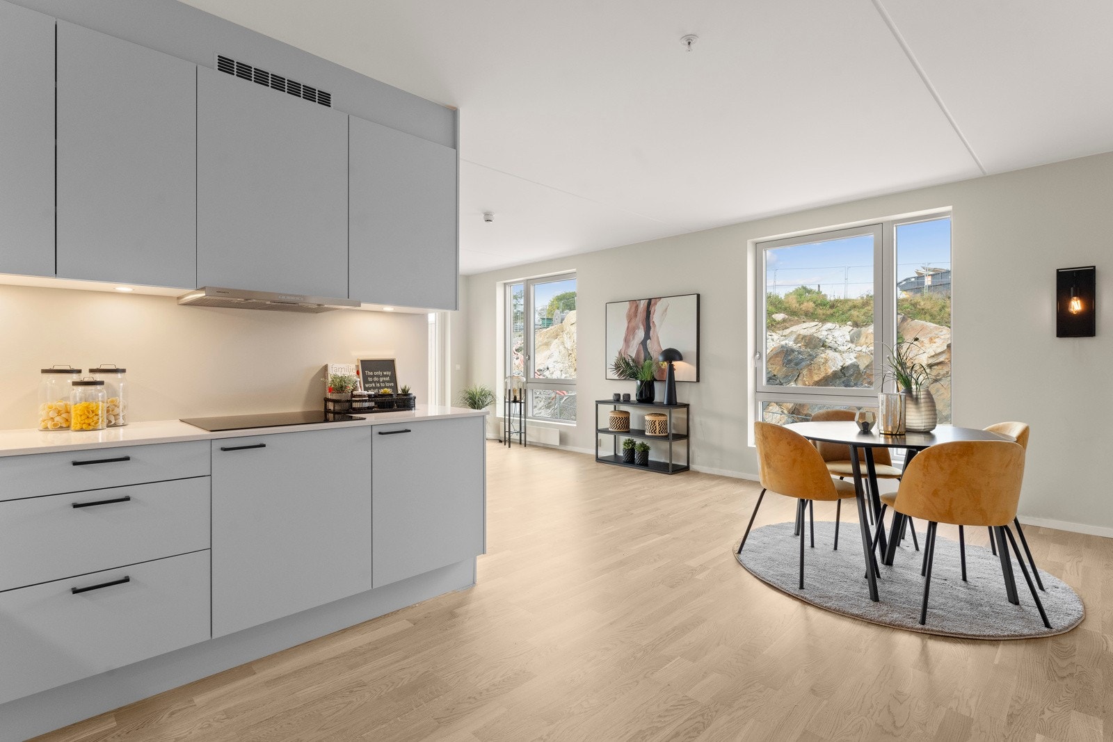 Det er godt utstyrt med integrerte hvitevarer som induksjonstopp, stekeovn, oppvaskmaskin og kombiskap. Galleribilde