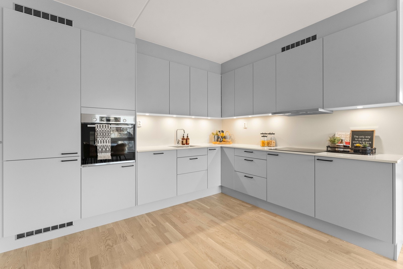 Kjøkkenet er lyst og moderne med silestone benkeplate. Galleribilde