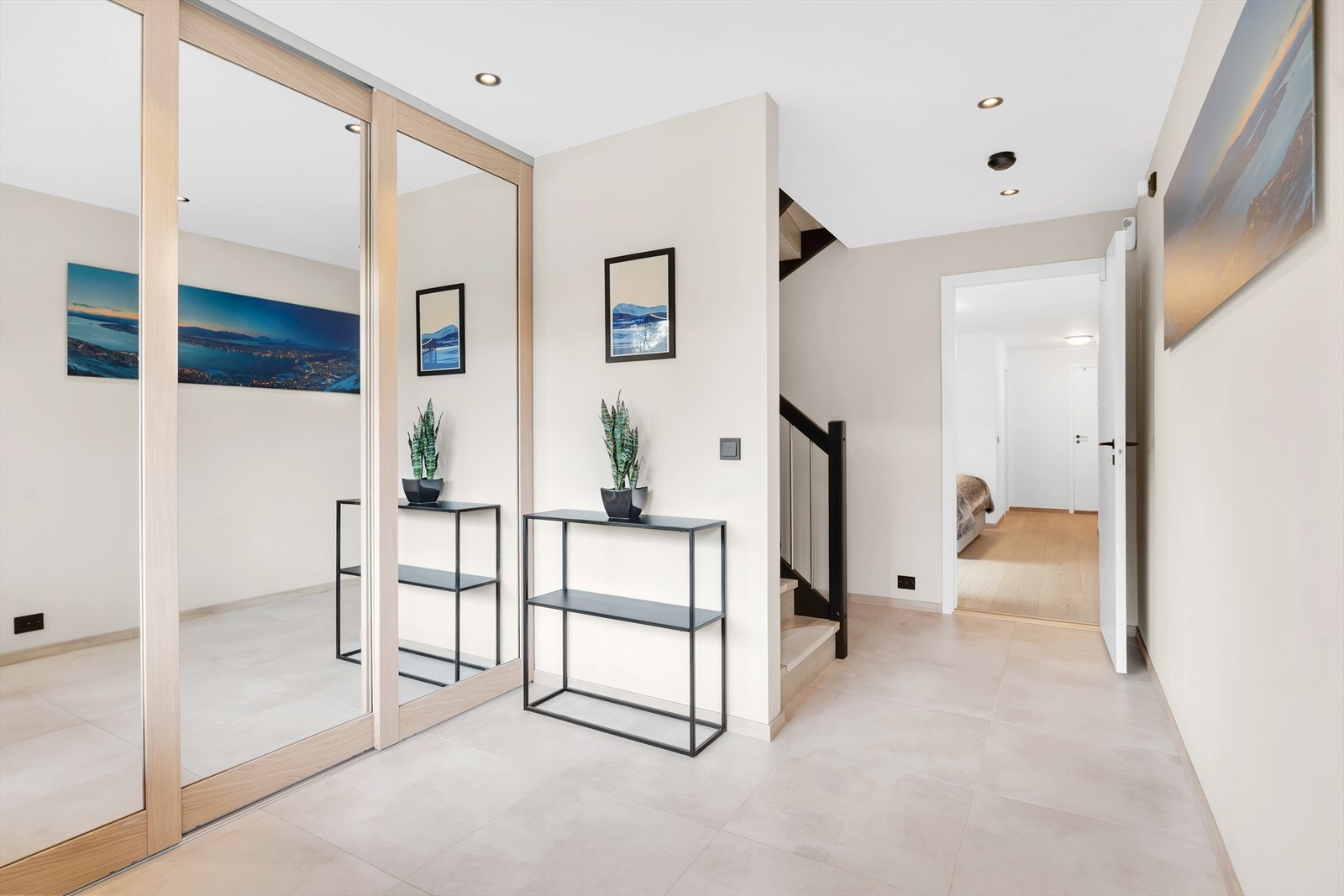 Velkommen inn! Utsøkt entre, med oppvarmet flisgulv og praktisk skyvedørsgarderobe. Galleribilde