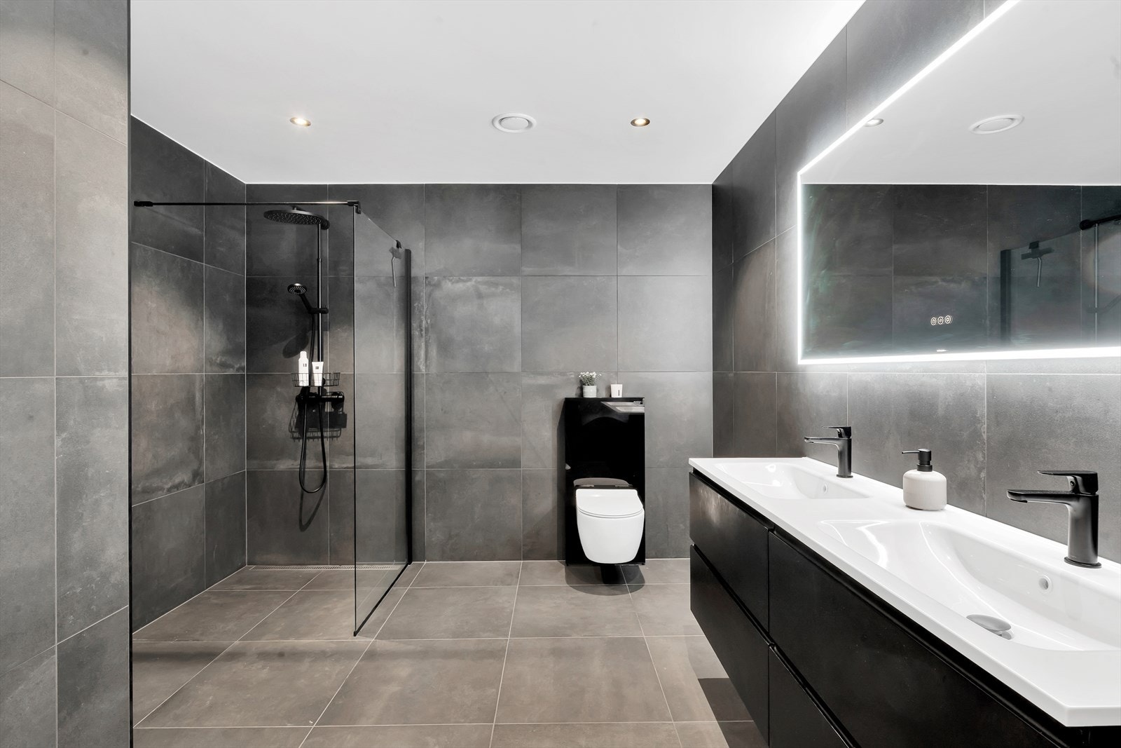 Praktiske og moderne innredninger, som kombinerer råflott design med funksjonalitet. Galleribilde