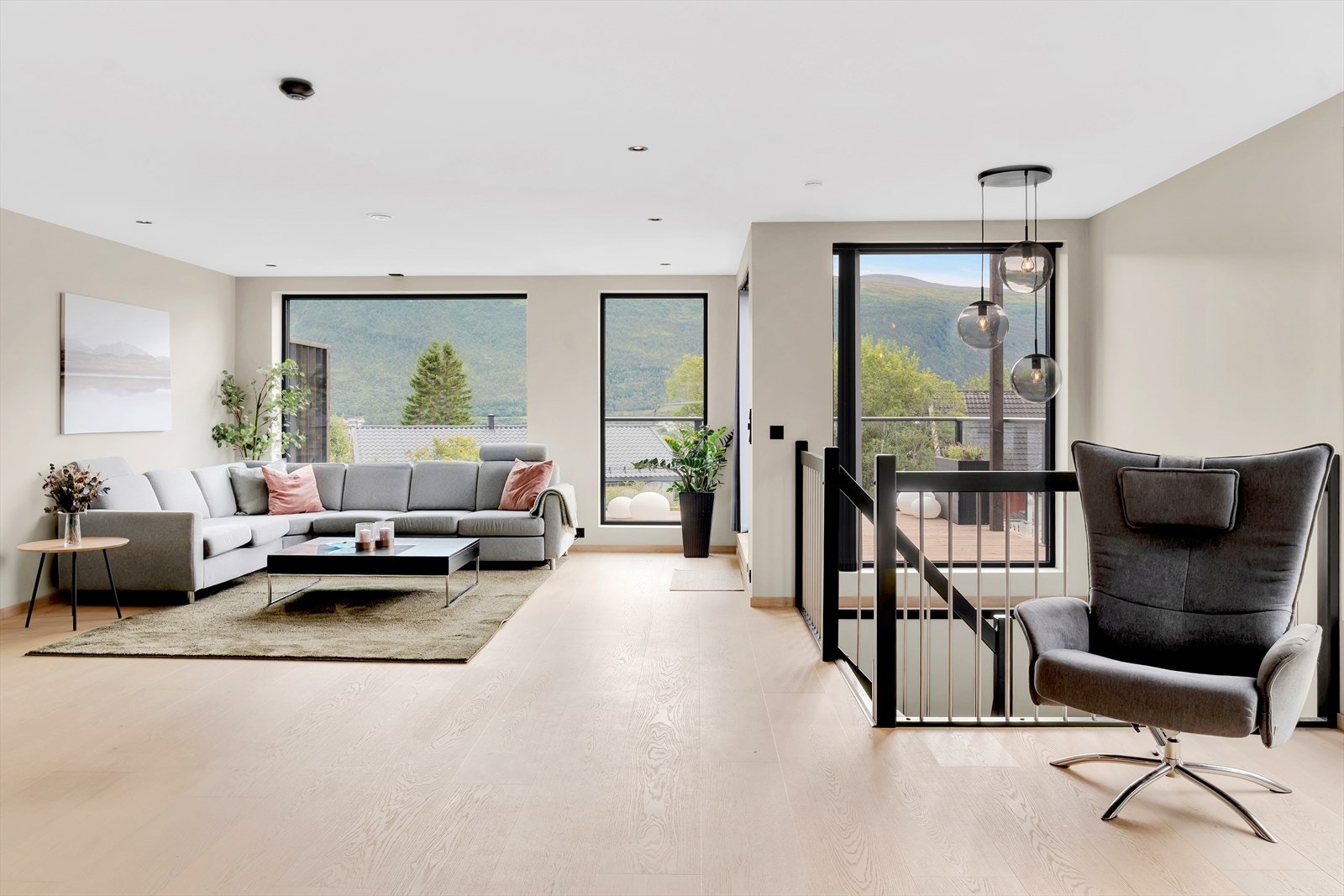 Utsøkt og påkostet bolig fordelt over tre plan, med toppmoderne standard fra 2023, sentral og solrik beliggenhet og utleie! Galleribilde