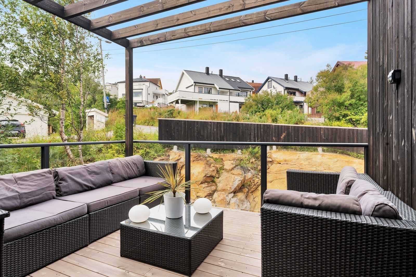 Og når formiddag går mot ettermiddag, blir denne sørvestvendte balkongen et fantastisk oppholdssted utover kvelden. Galleribilde