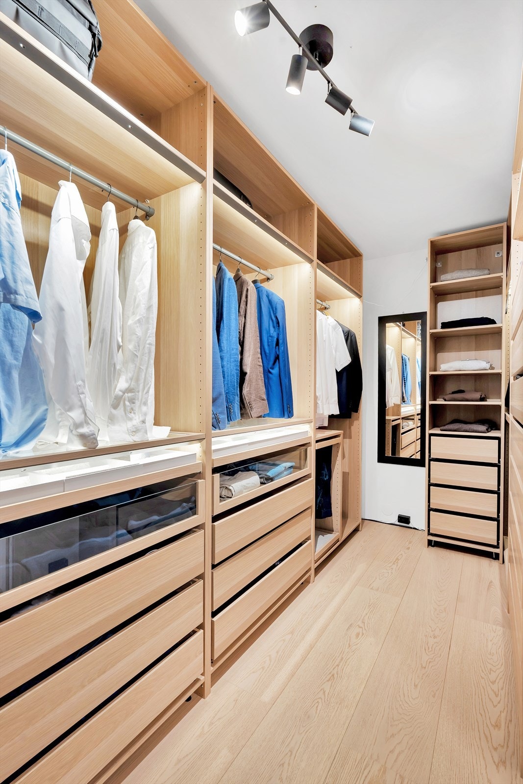 Hovedsoverommet byr videre på inngang til svært flott walk-in garderobe, med rikelig oppbevaringsplass. Galleribilde