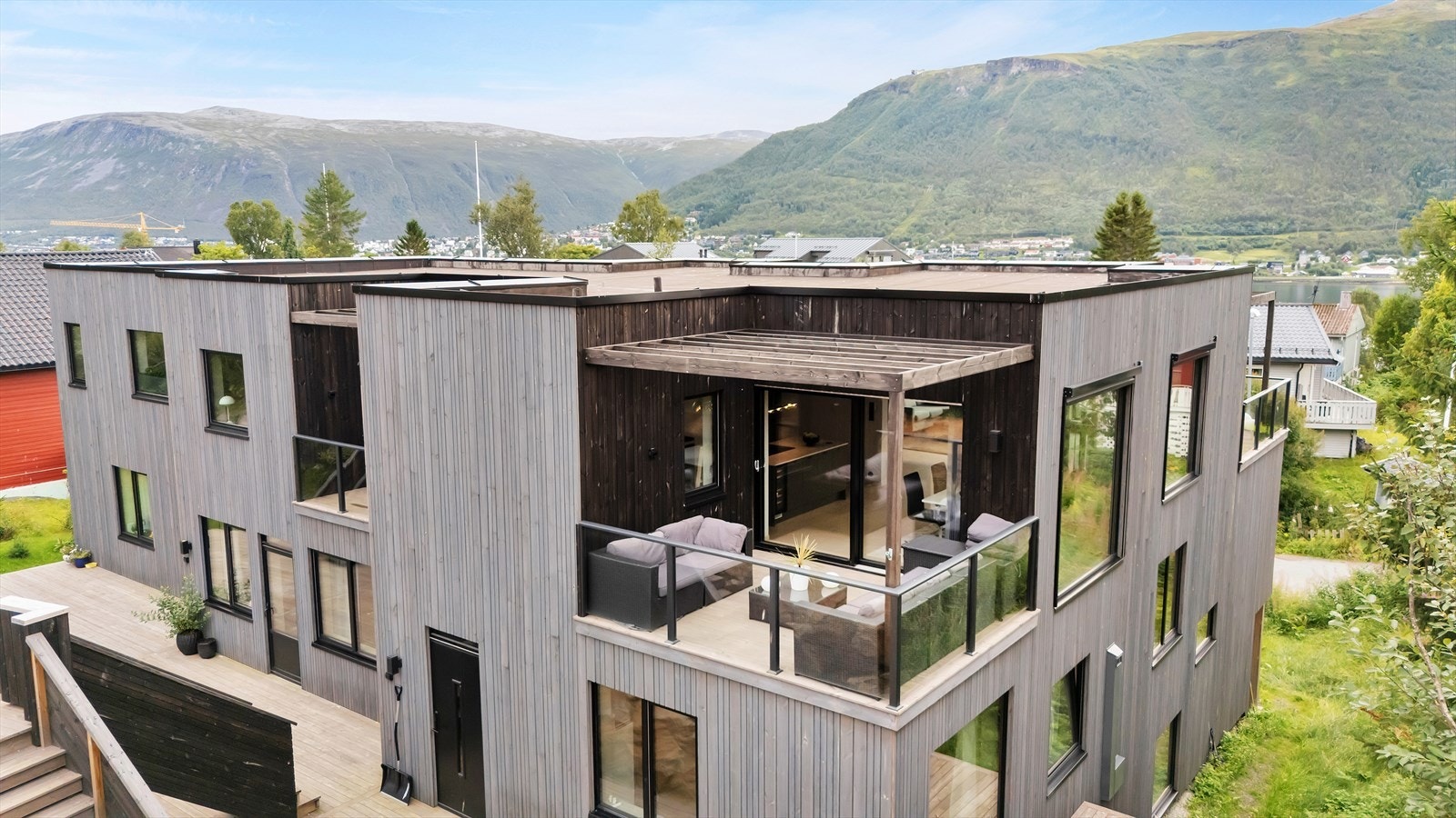 Nydelige utearealer, med både opparbeidede balkonger og terrasser. Galleribilde