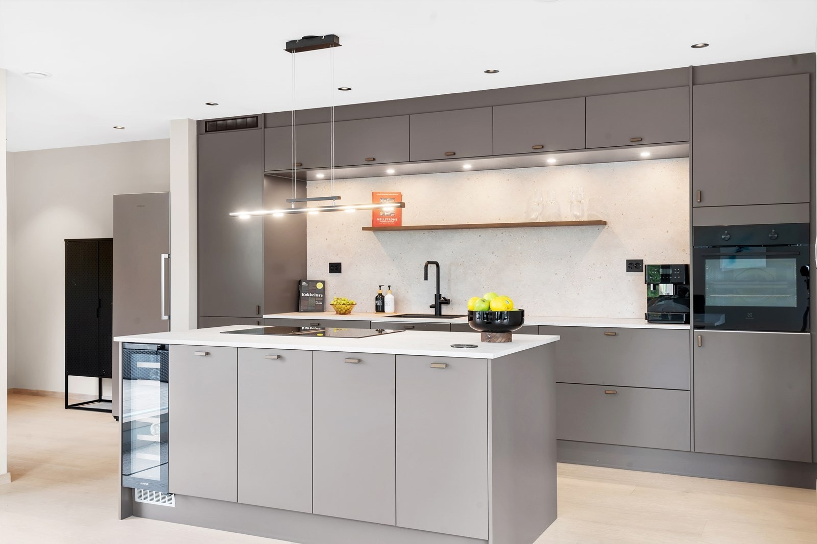 Integrerte hvitevarer, samt praktisk og sosial kjøkkenøy. Galleribilde